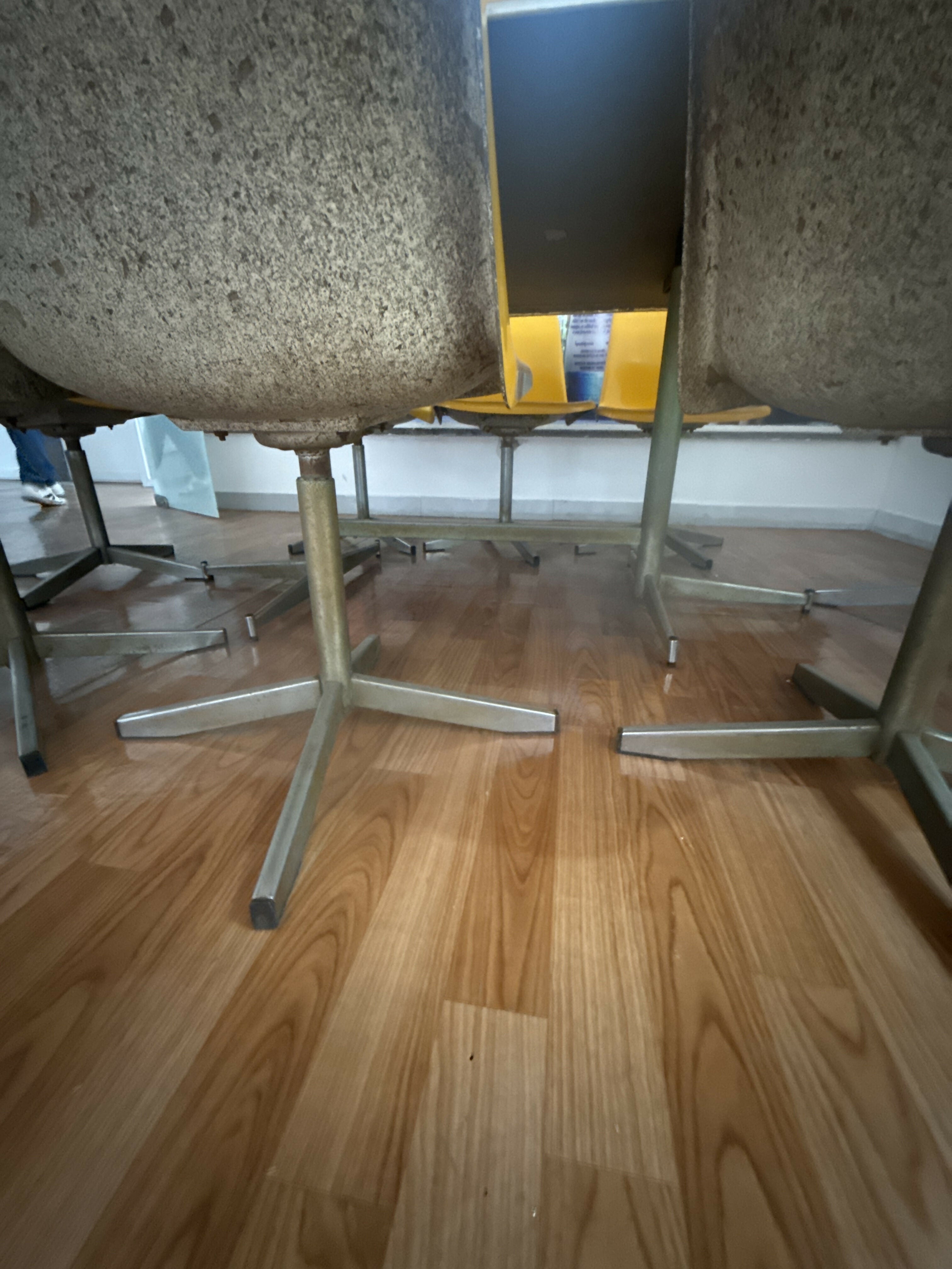 Conjunto Vintage Anos 70 – Mesa de Fibra + 8 Cadeiras – Móveis Gyotoku – RARÍSSIMO