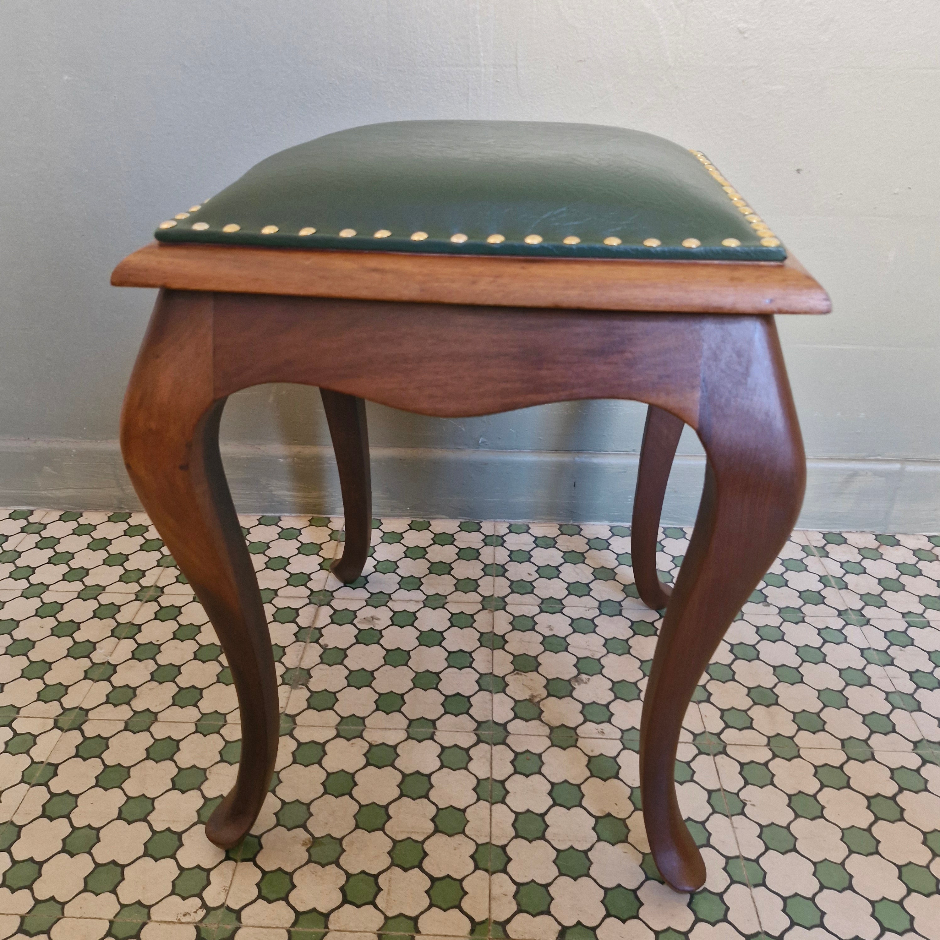 Banqueta Luiz XV quadrada em courvin verde musgo 