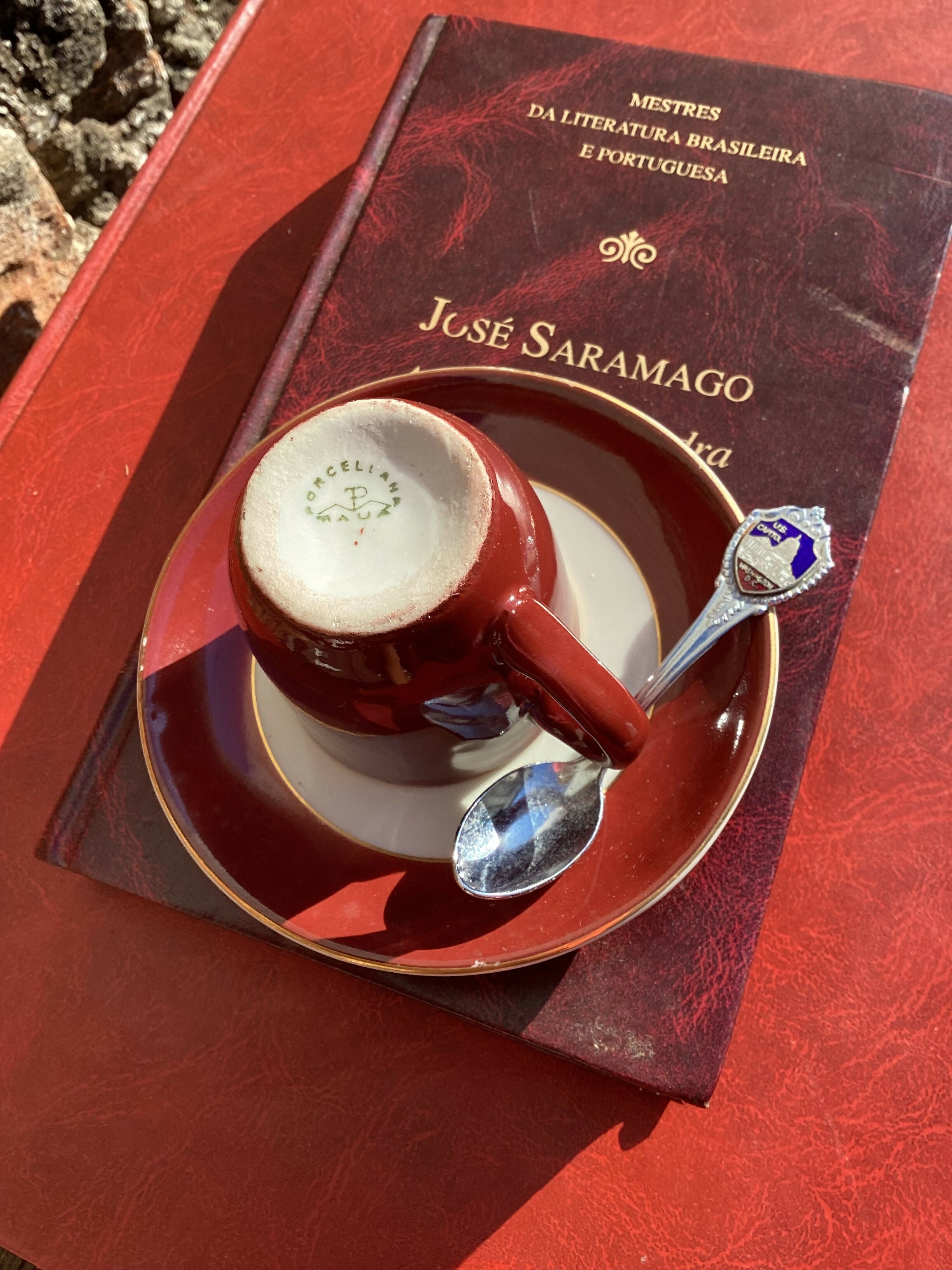 Mesa posta com charmosos duos de cafezinho alegres, coloridos e divertidos