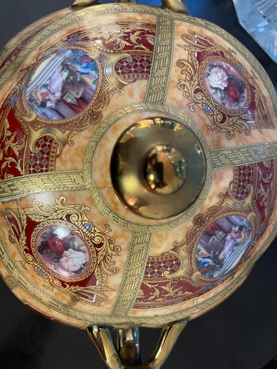 Sopeira em porcelana europeia com rica decoração policromada