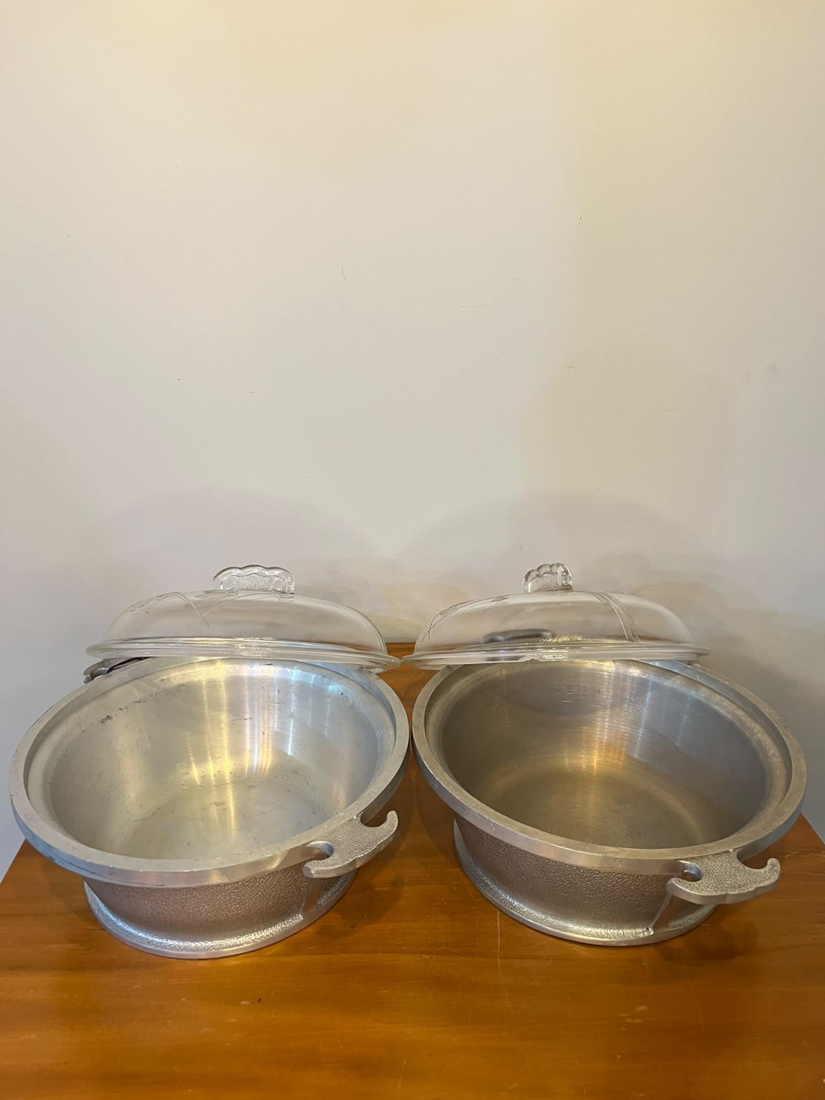 Par de Recipientes em metal prateado com Tampas de Vidro – Estilo Vintage