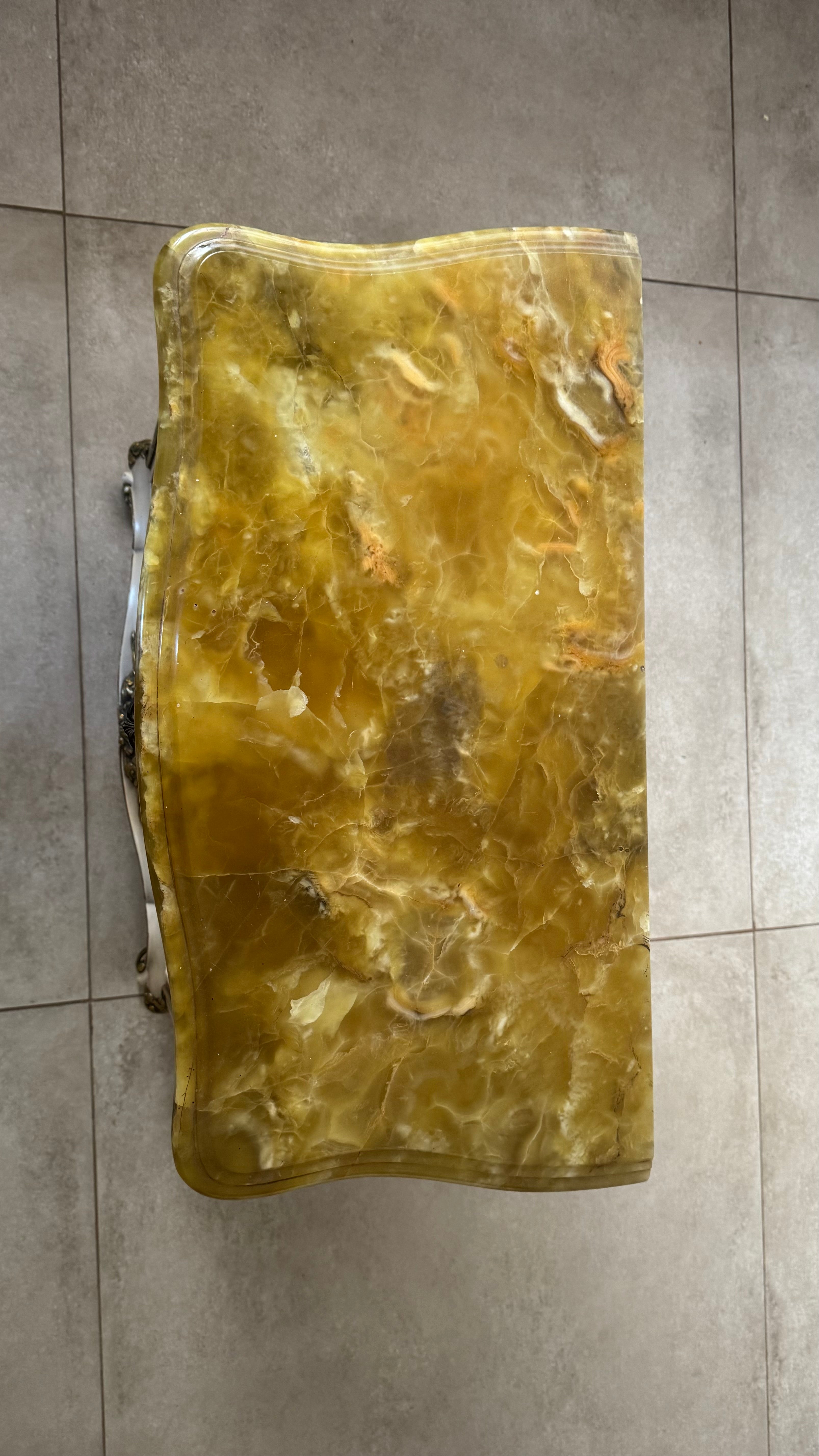 Mesinhas de madeira em branco e dourado com tampo de marmore amarelo luis XVI