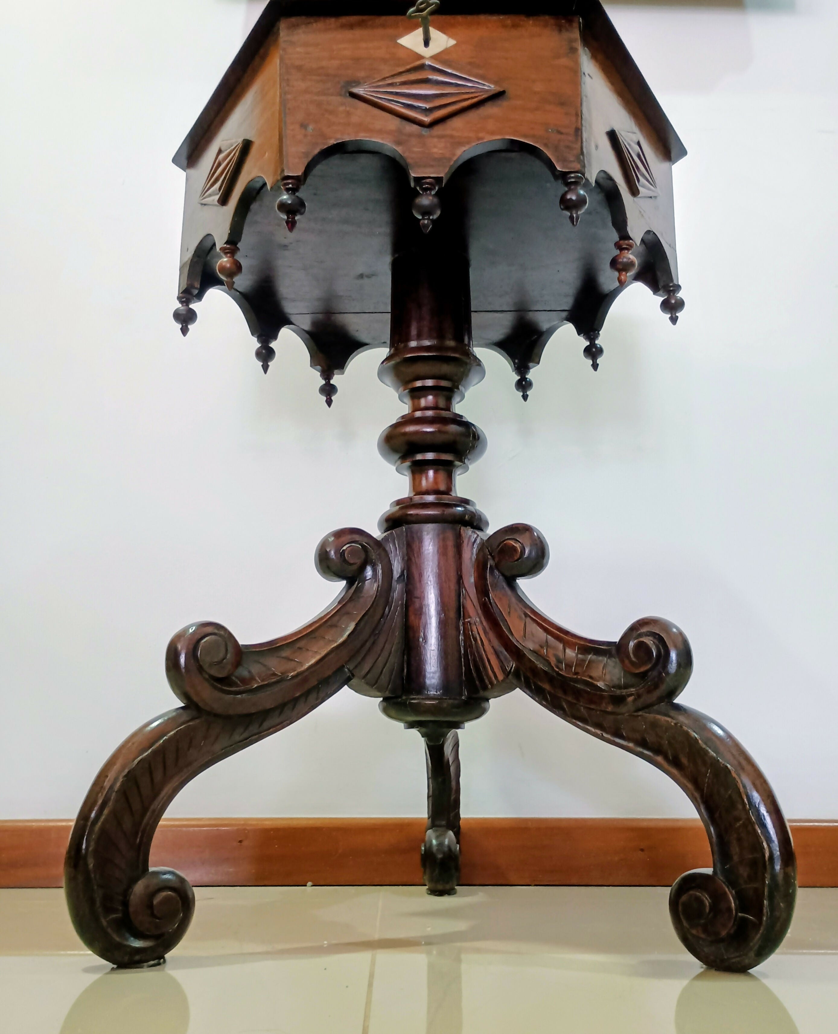 Mesa / Caixa imperial em jacarandá maciço