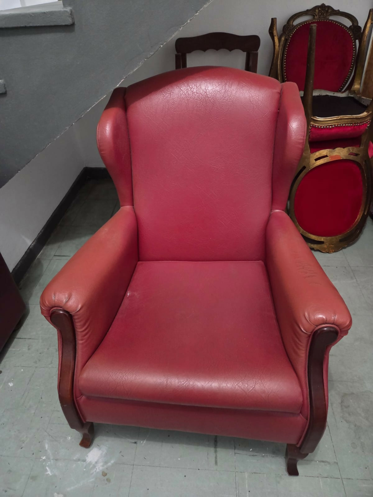 POLTRONA BERGERE EM COURO VERMELHO