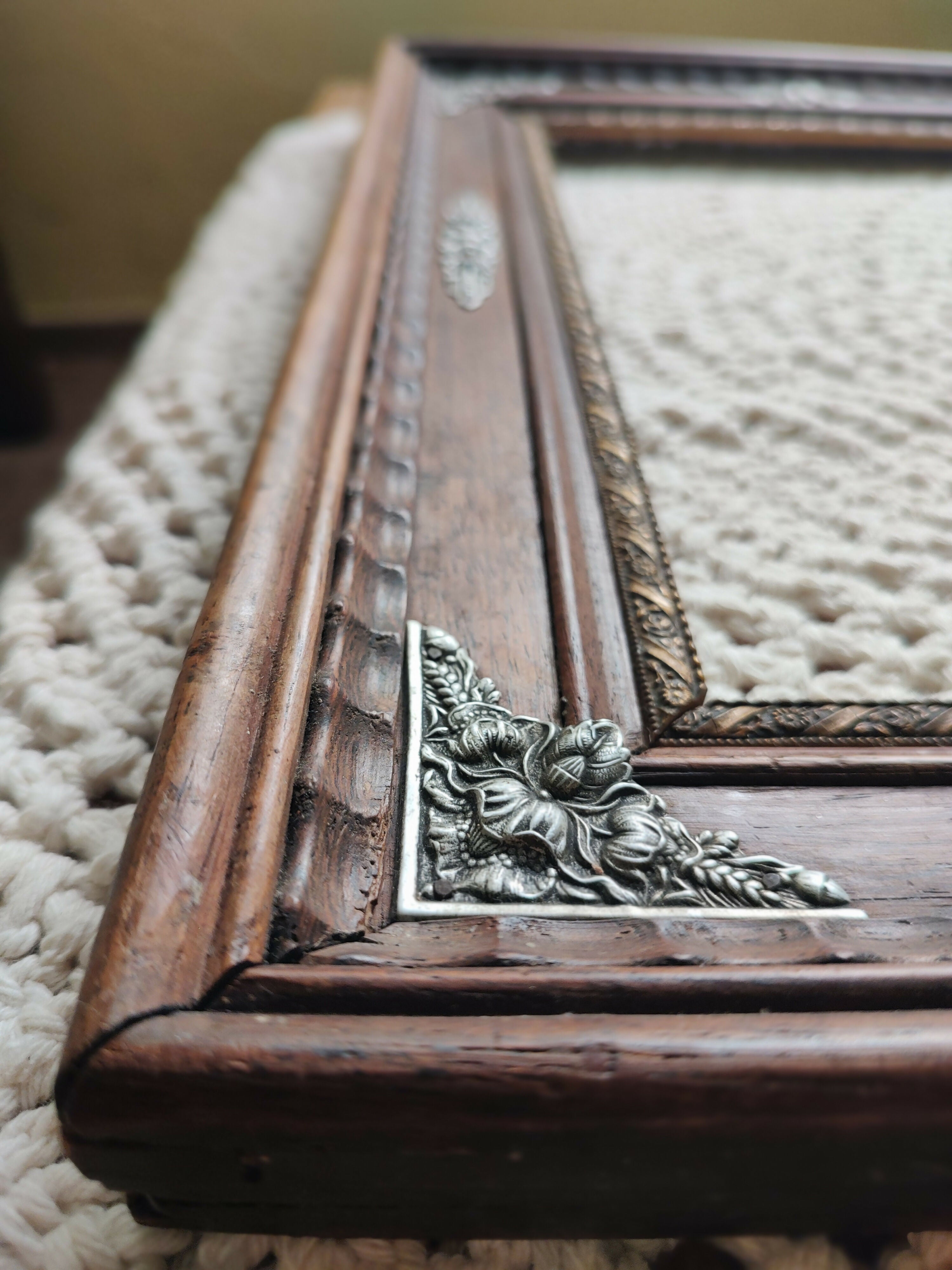 Antiga e Maravilhosa Moldura em Jacarandá Maciço com adornos florais em metal (46cm x 36cm)