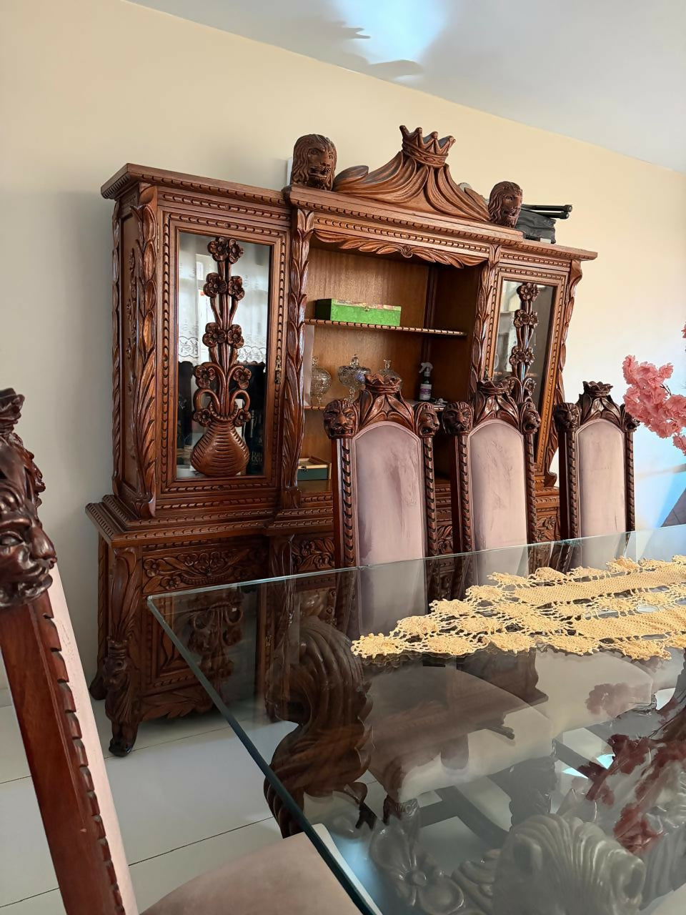 Conjunto Sala de Jantar + Cristaleira + Mesa Centro e Canto - em Mogno Maciço Entalhado – Peça Clássica de Alto Padrão
