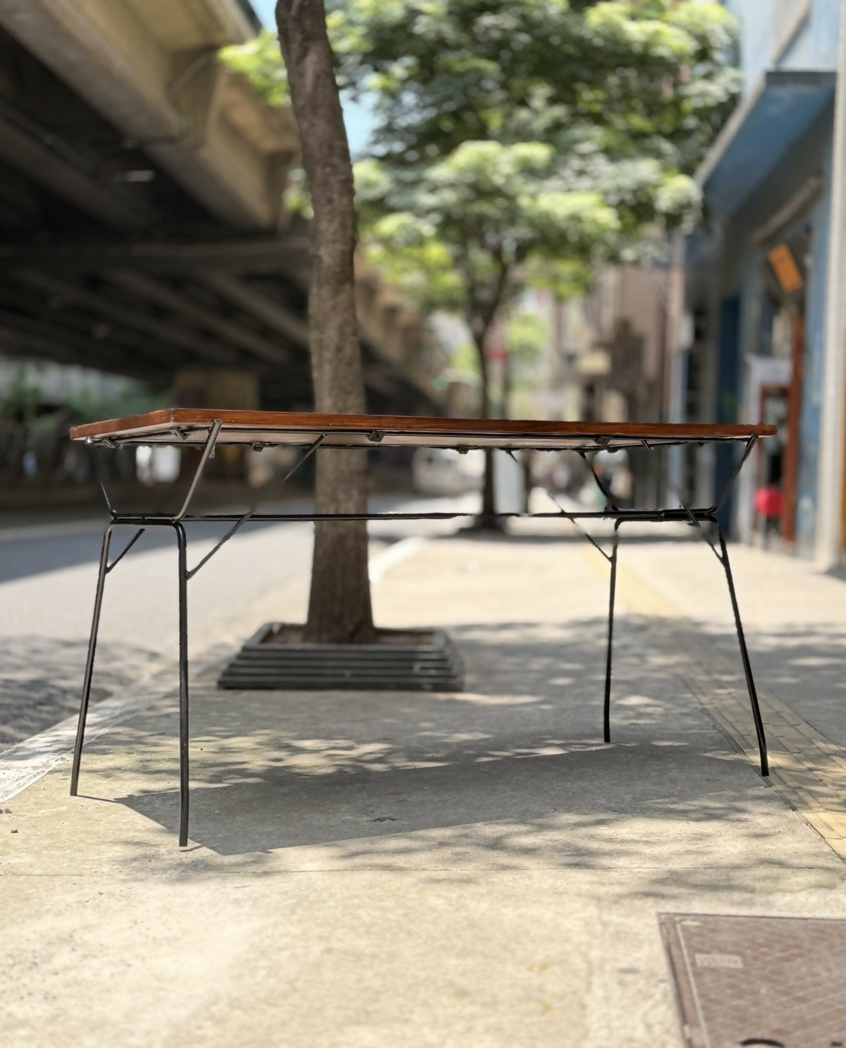 Mesa / Aparador com tampo em Jacarandá e base em ferro