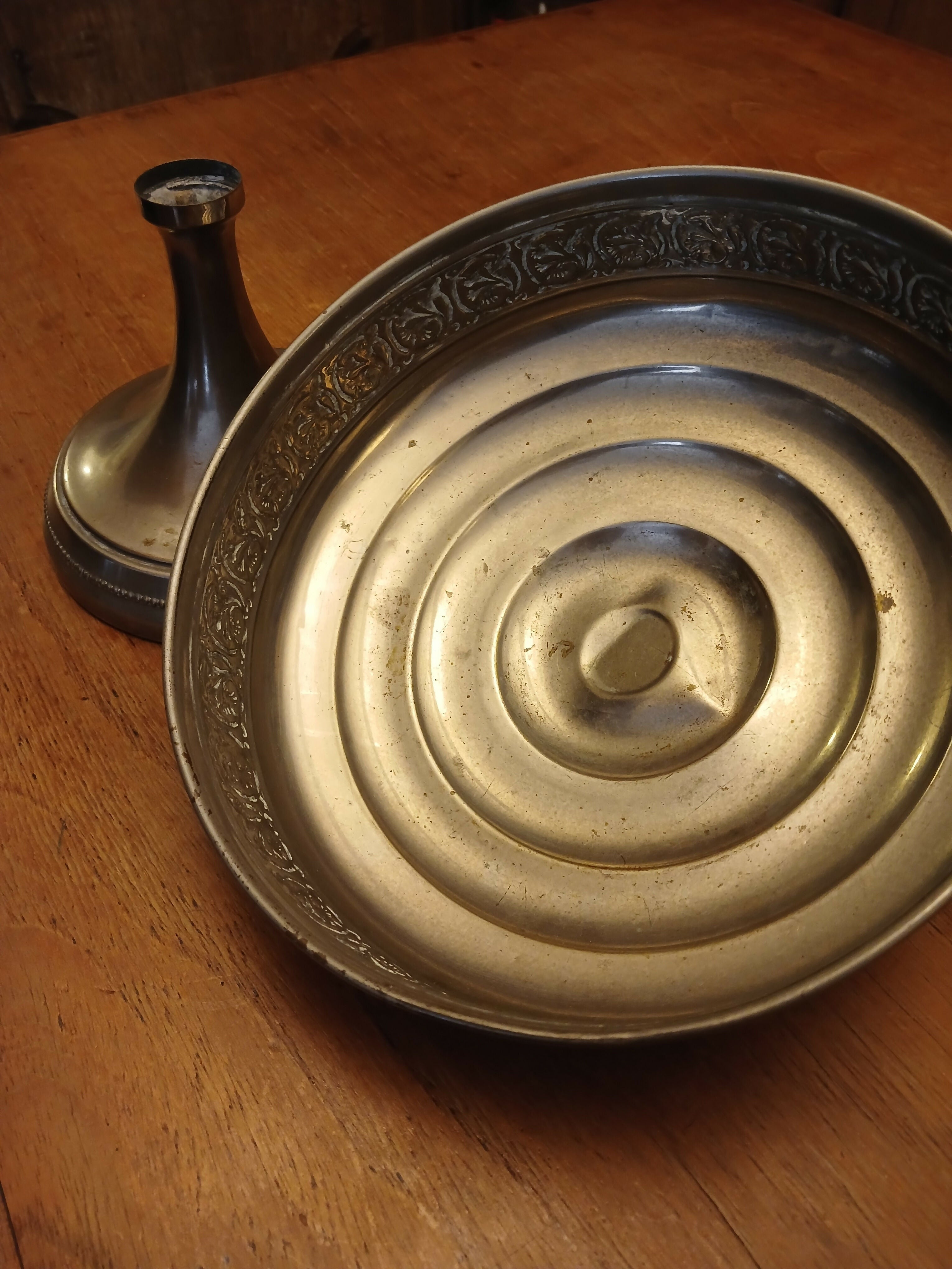 Fruteira antiga de pedestal em metal