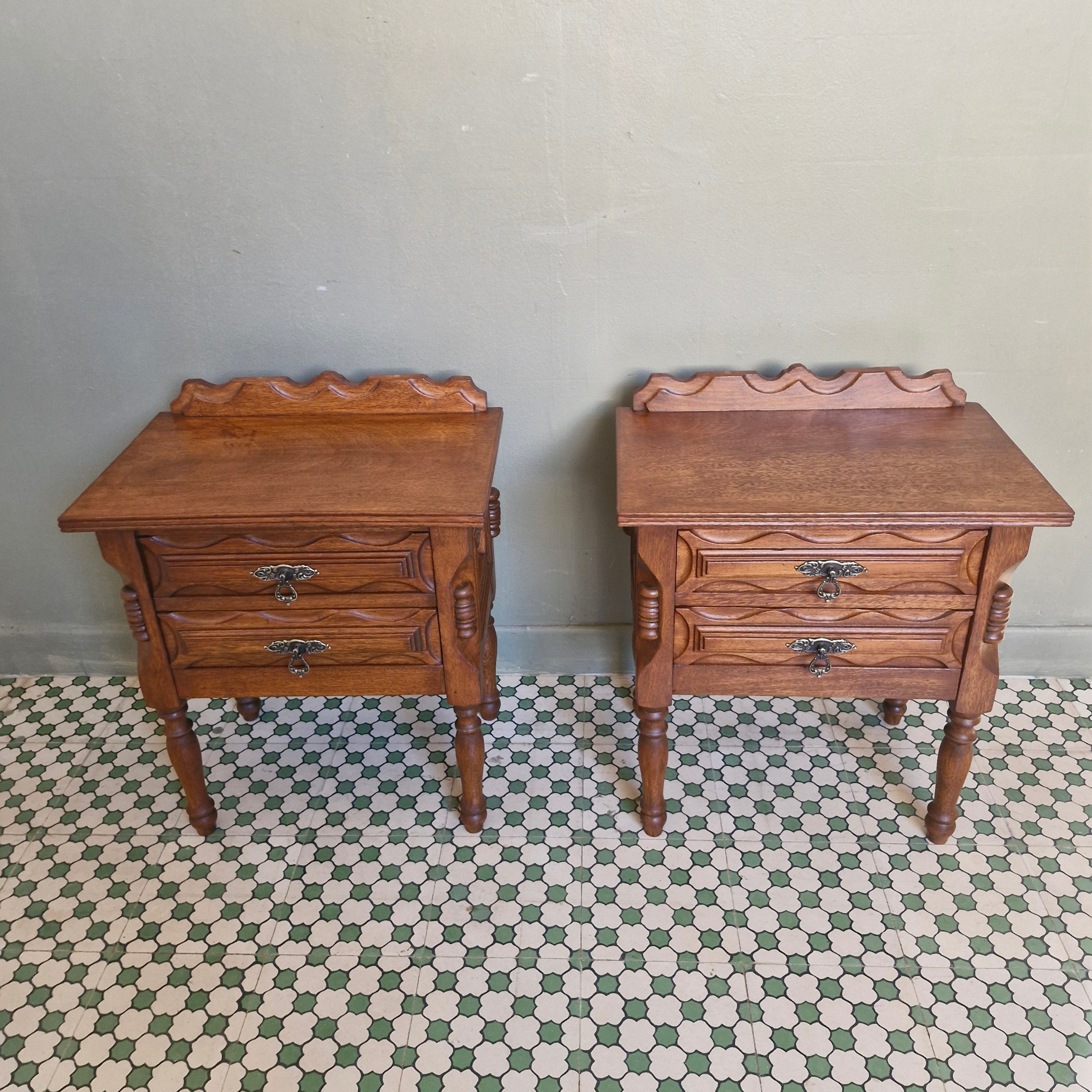 Par de mesas de cabeceira estilo colonial em madeira entalhada com duas gavetas (restauradas) 