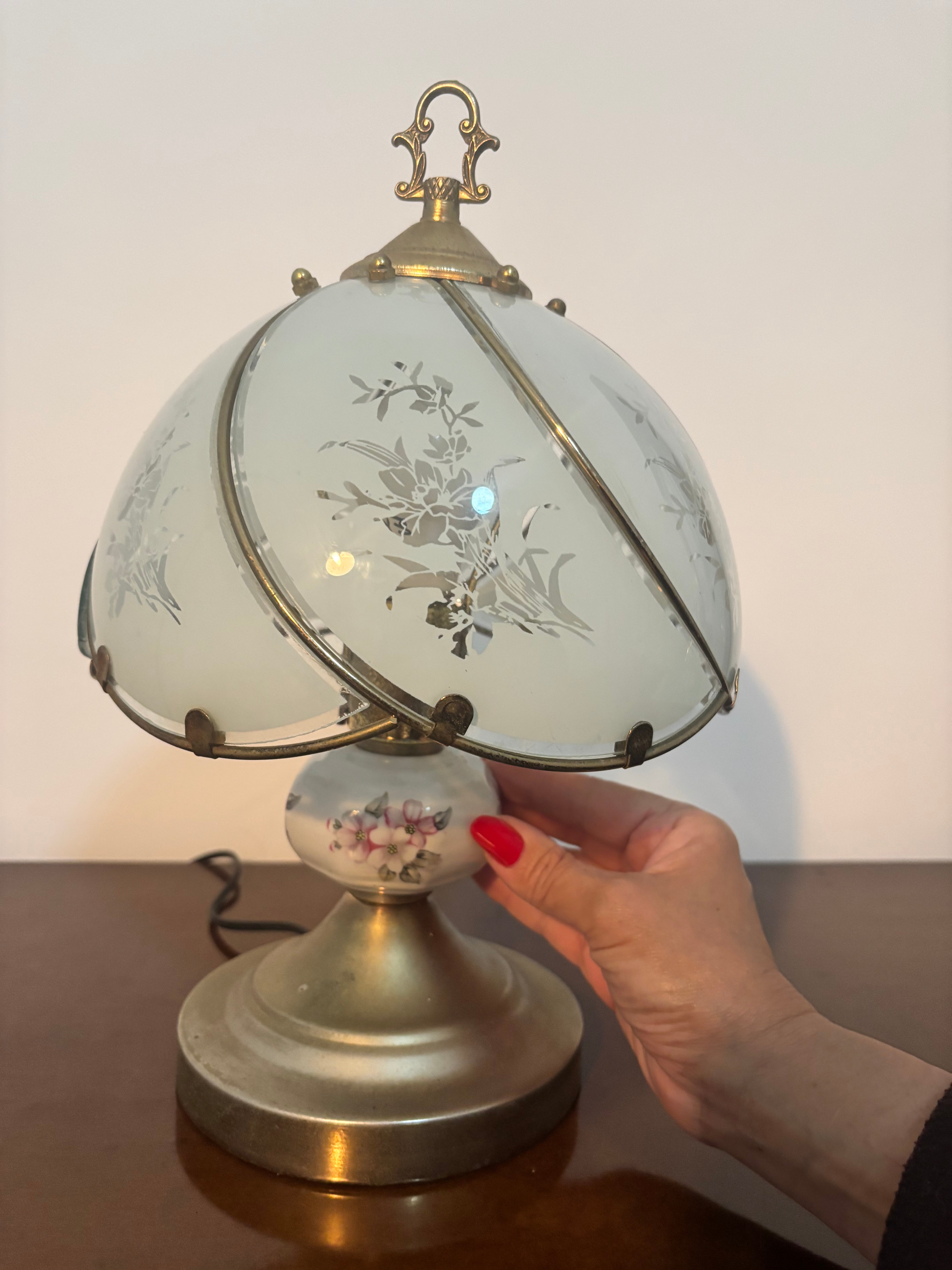 Abajur Antigo de Toque Anos 1980 – Cúpula de Vidro e Detalhes em Porcelana Vintage