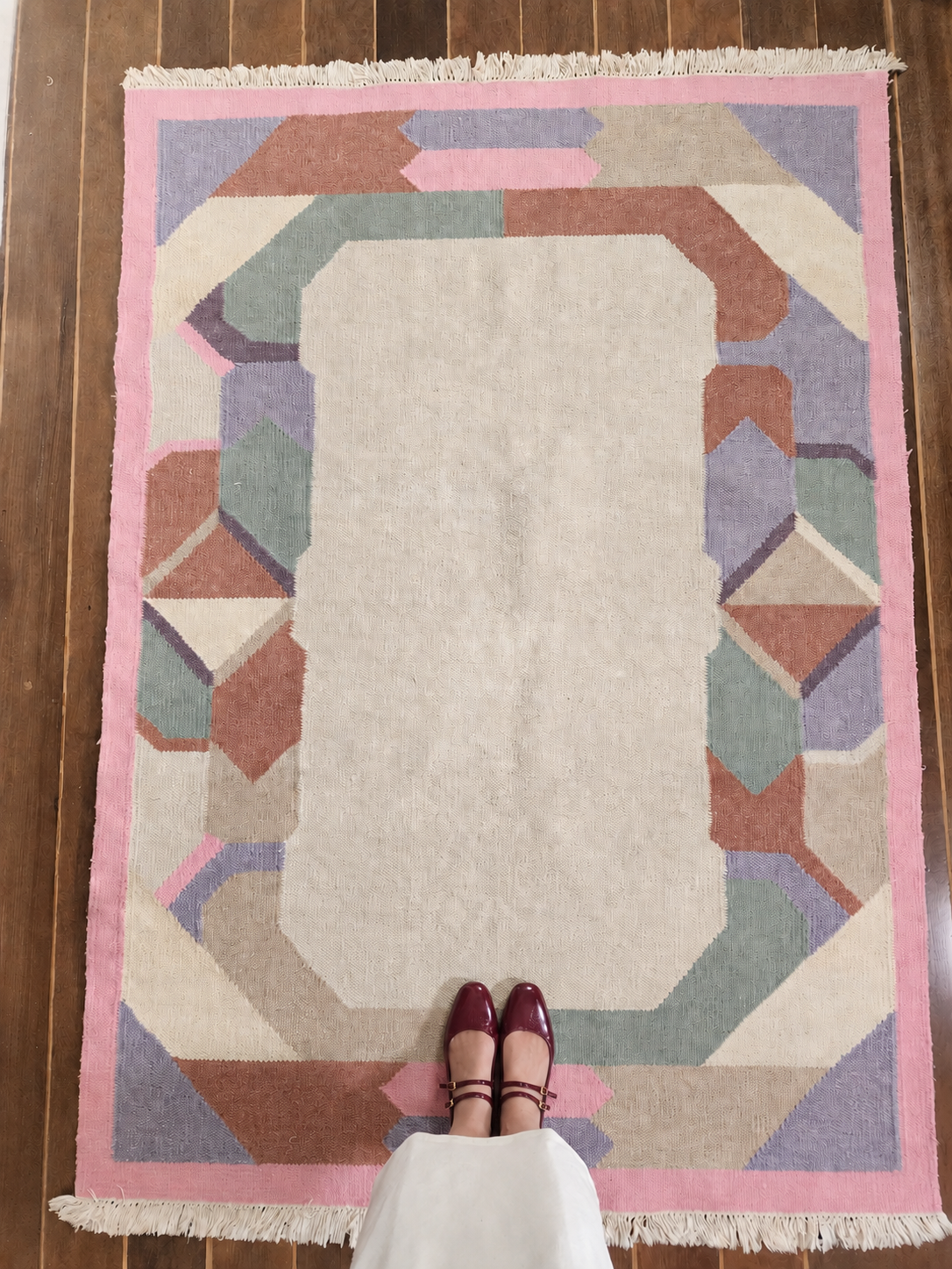 Tapete Kilim em tons pastéis de rosa, lilás, verde e marrom 