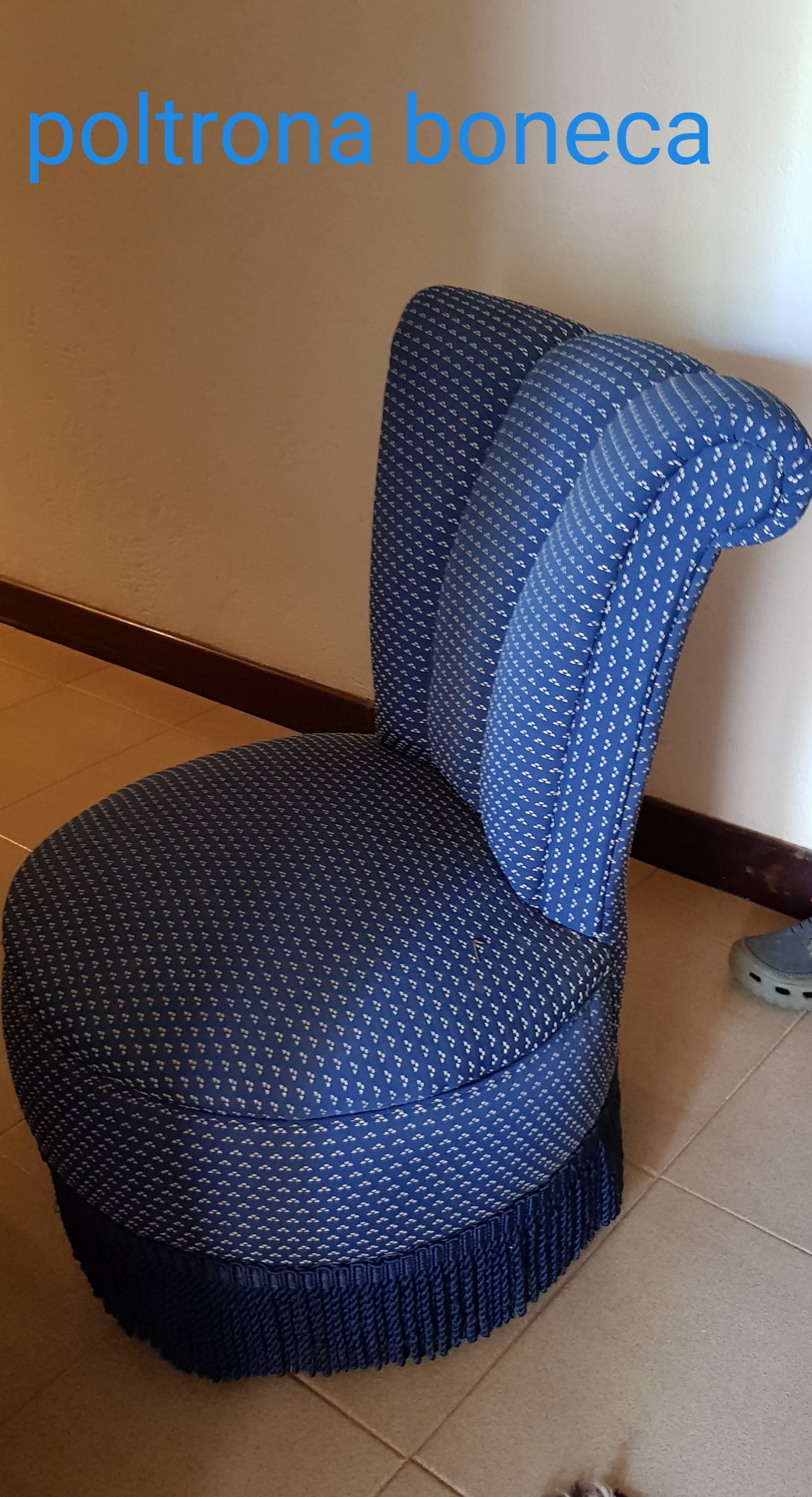 Poltrona Boneca Clássica em estofado azul estampado e franjas 