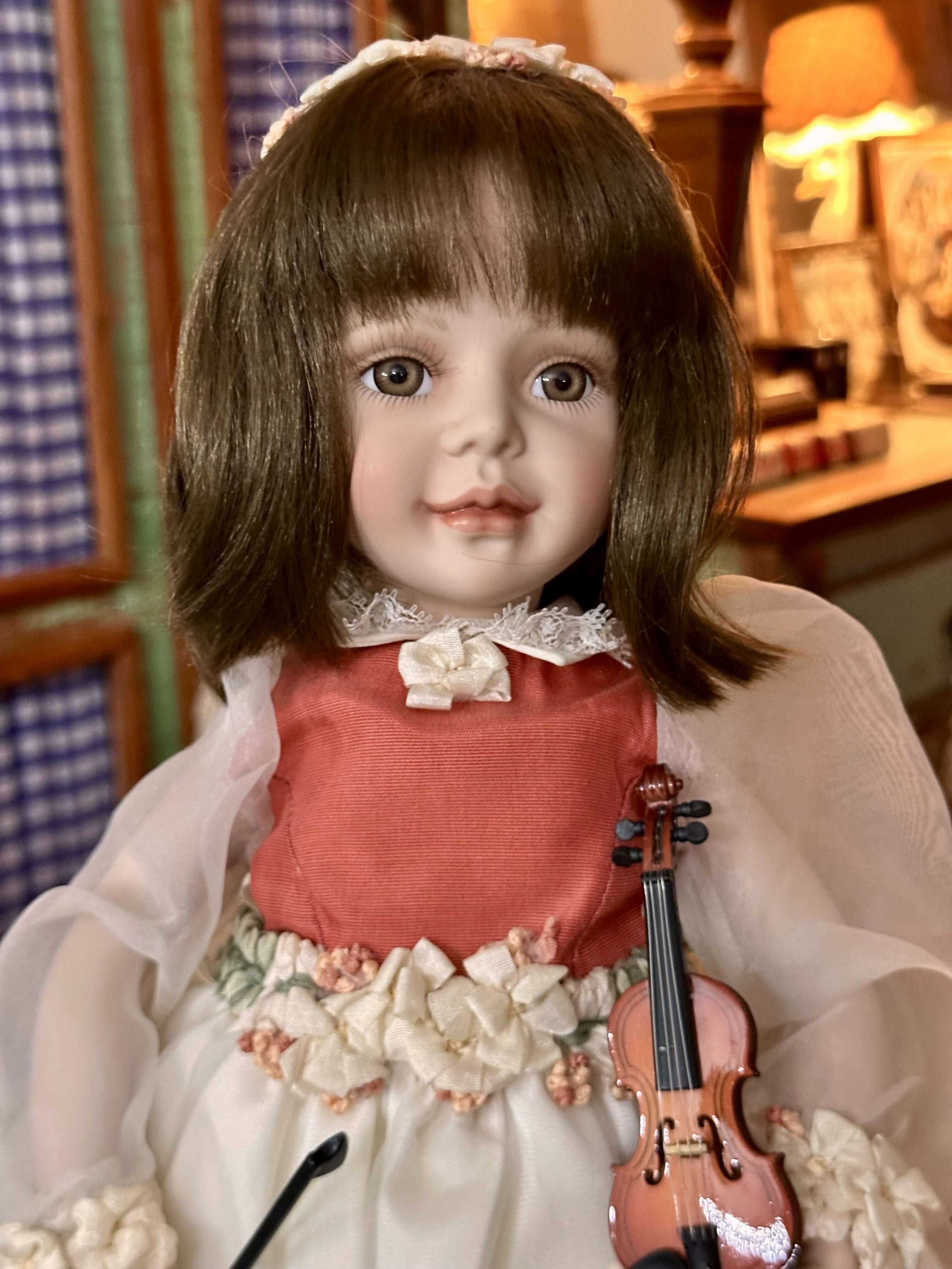 Vintage boneca violinista colecionável e numerada São bonecas exclusiva de influência vitoriana “Little Performers” em 1997 pelas Galerias Ashton-Drake. “Lauren” é feita à mão