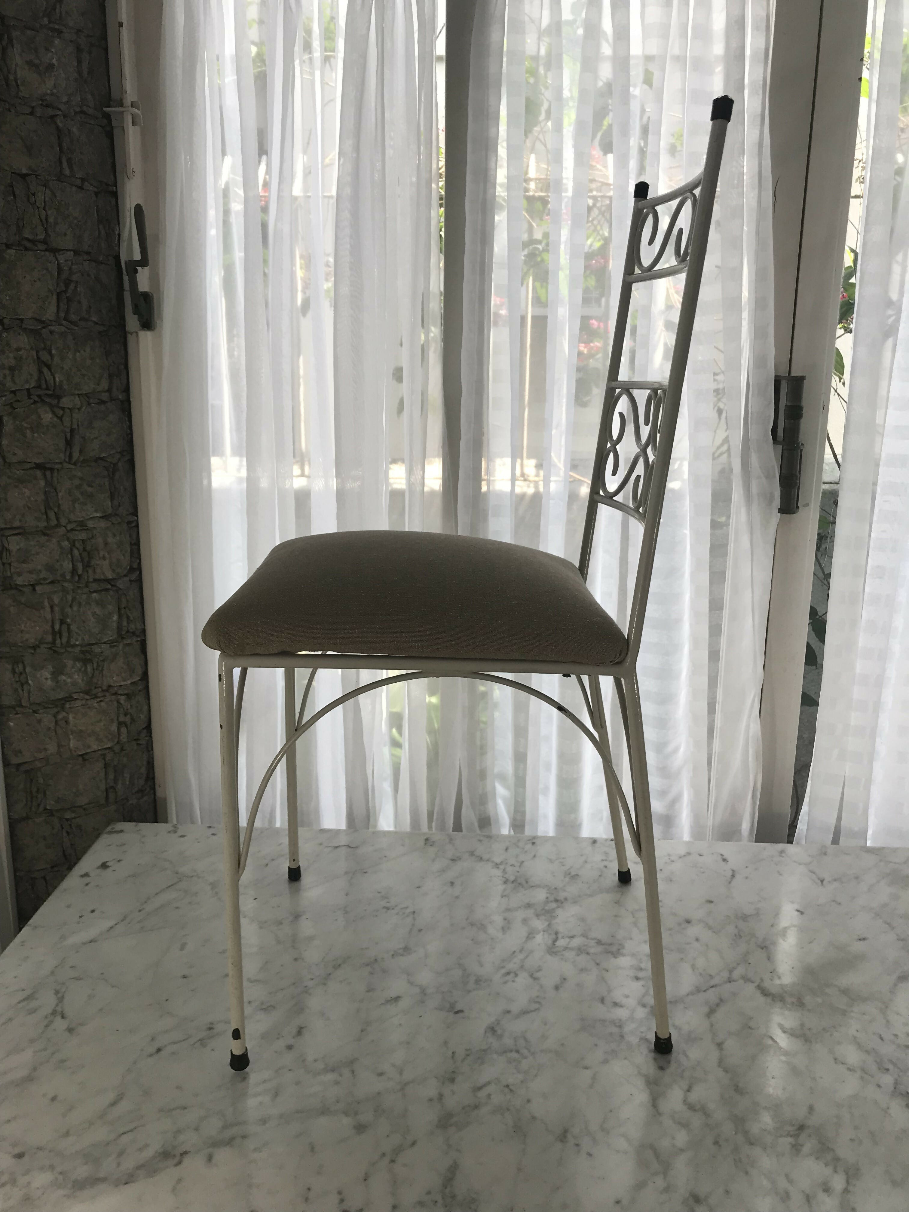 Cadeira robusta em ferro branco (6 unidades disponíveis)