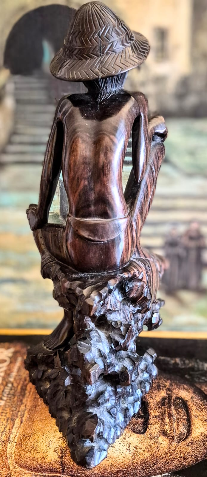 Escultura deslumbrante em jacarandá balinês de pescador.  Peça talhada em bloco único incrível.