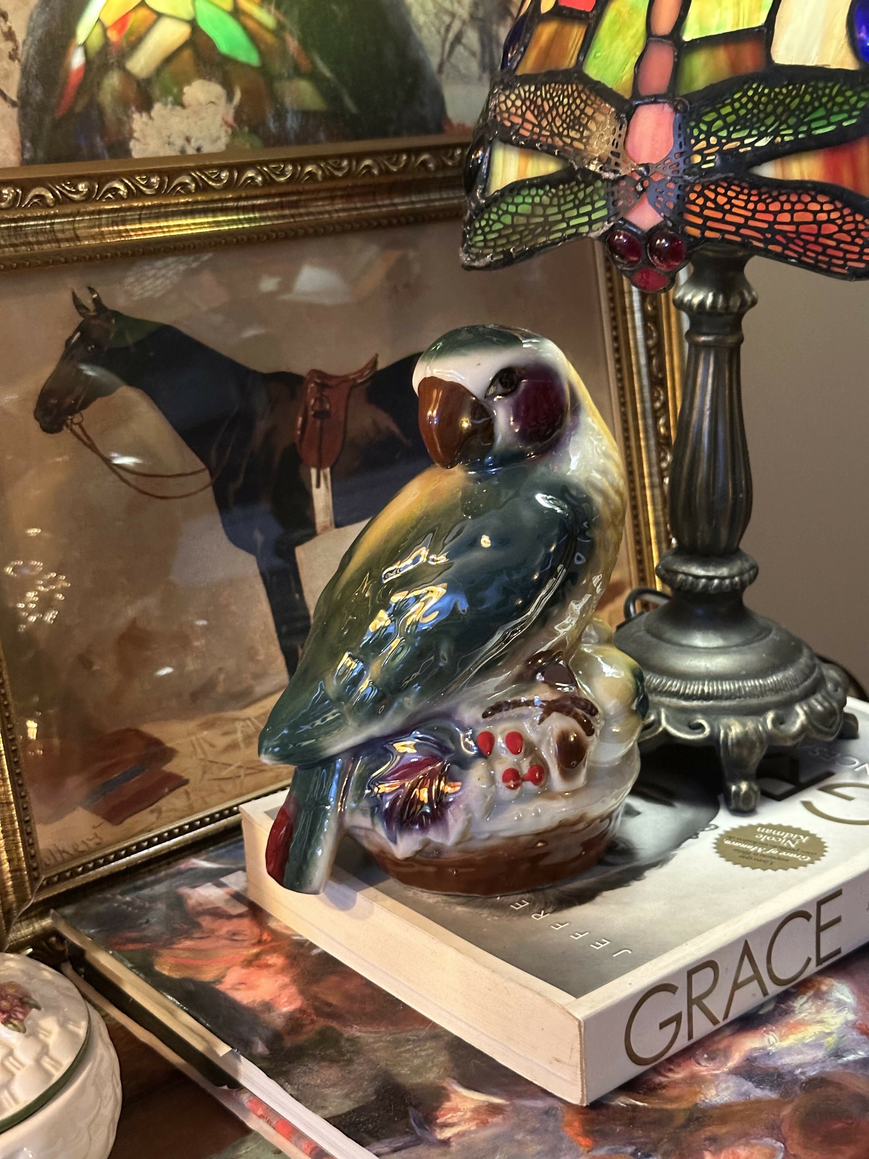 Estatueta antiga de porcelana vitrificada de papagaio
