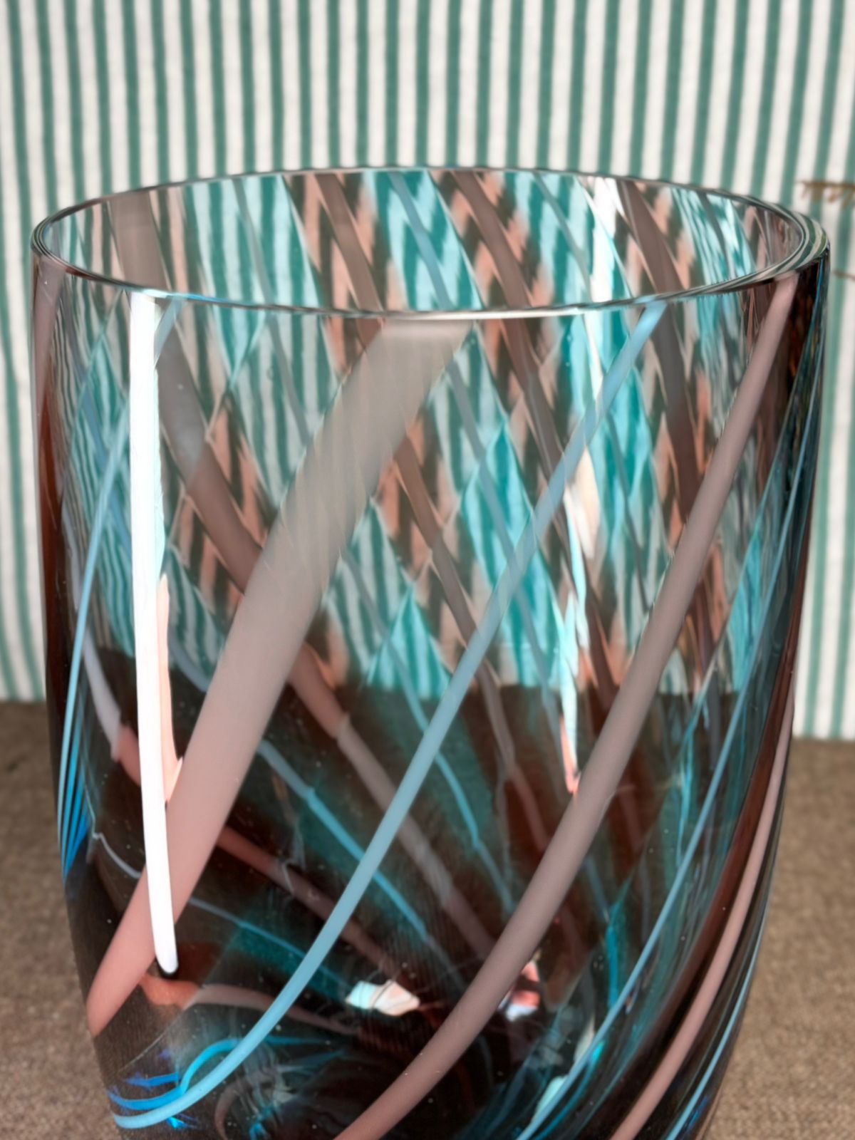 Vaso Murano em vidro artístico azul com linhas coloridas
