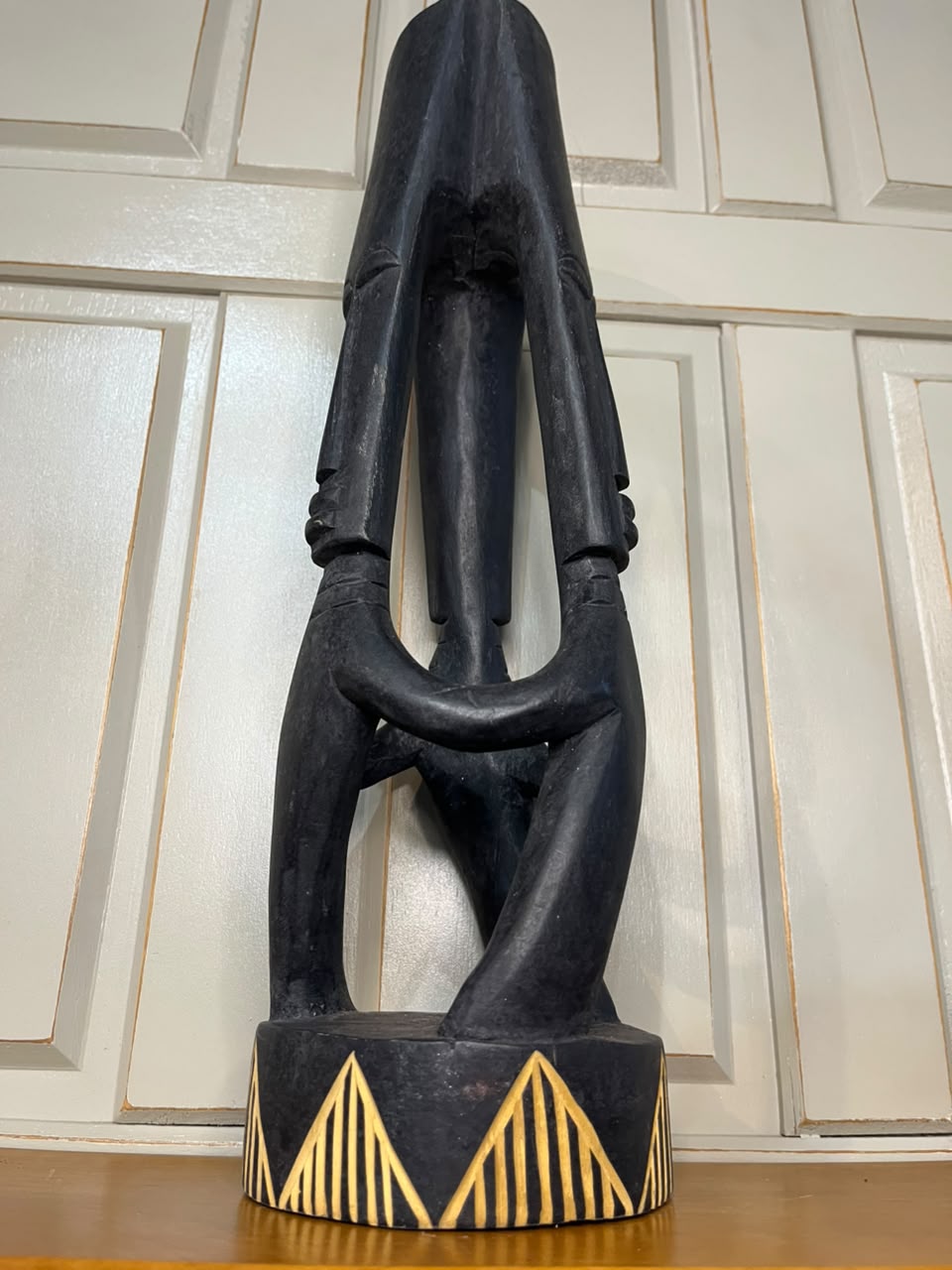 Escultura figurativa em madeira entalhada com acabamento em preto — 39 cm