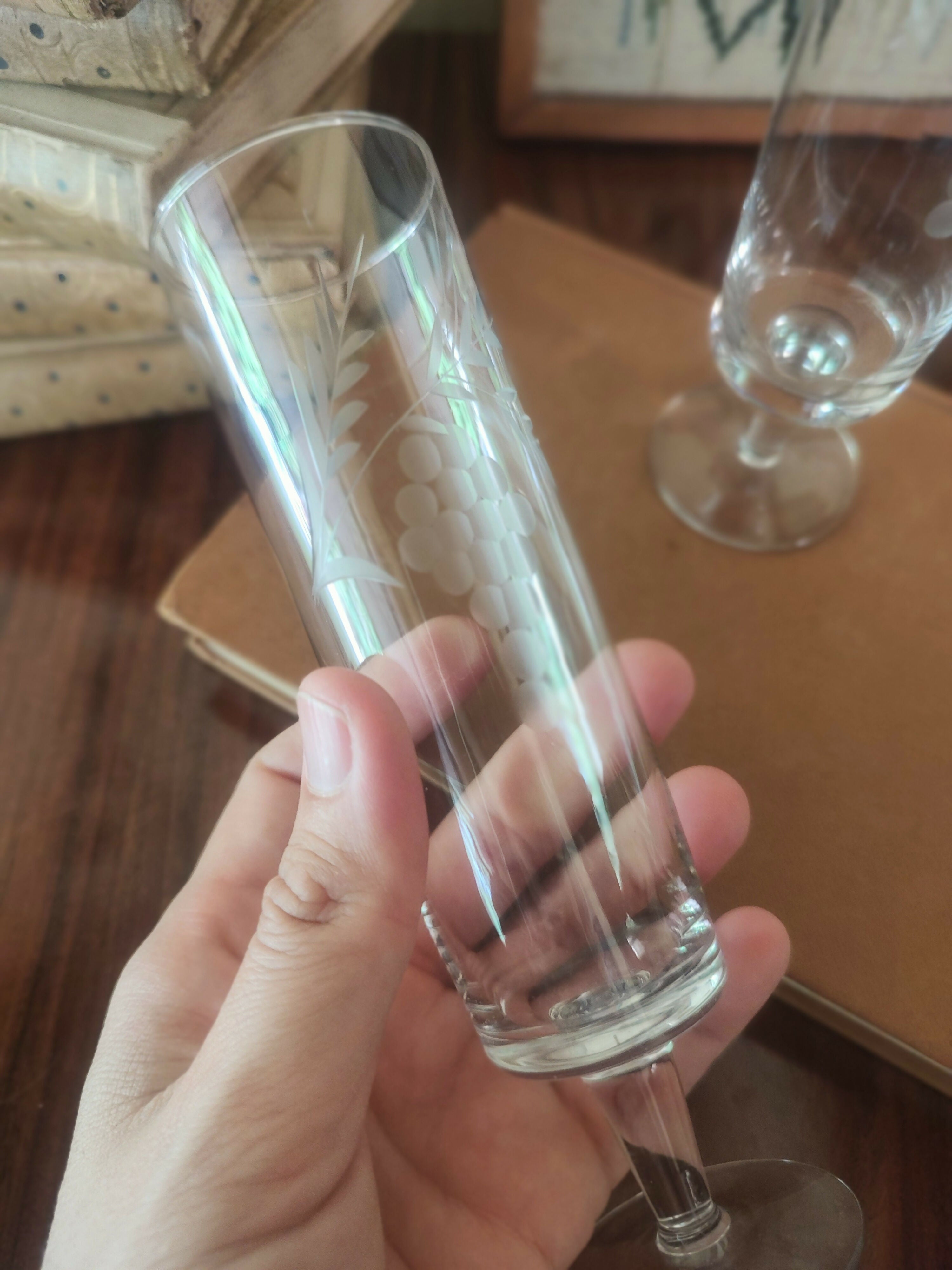 Antigo Par de Taças de Champagne Lapidadas em vidro com desenho de cacho de uva