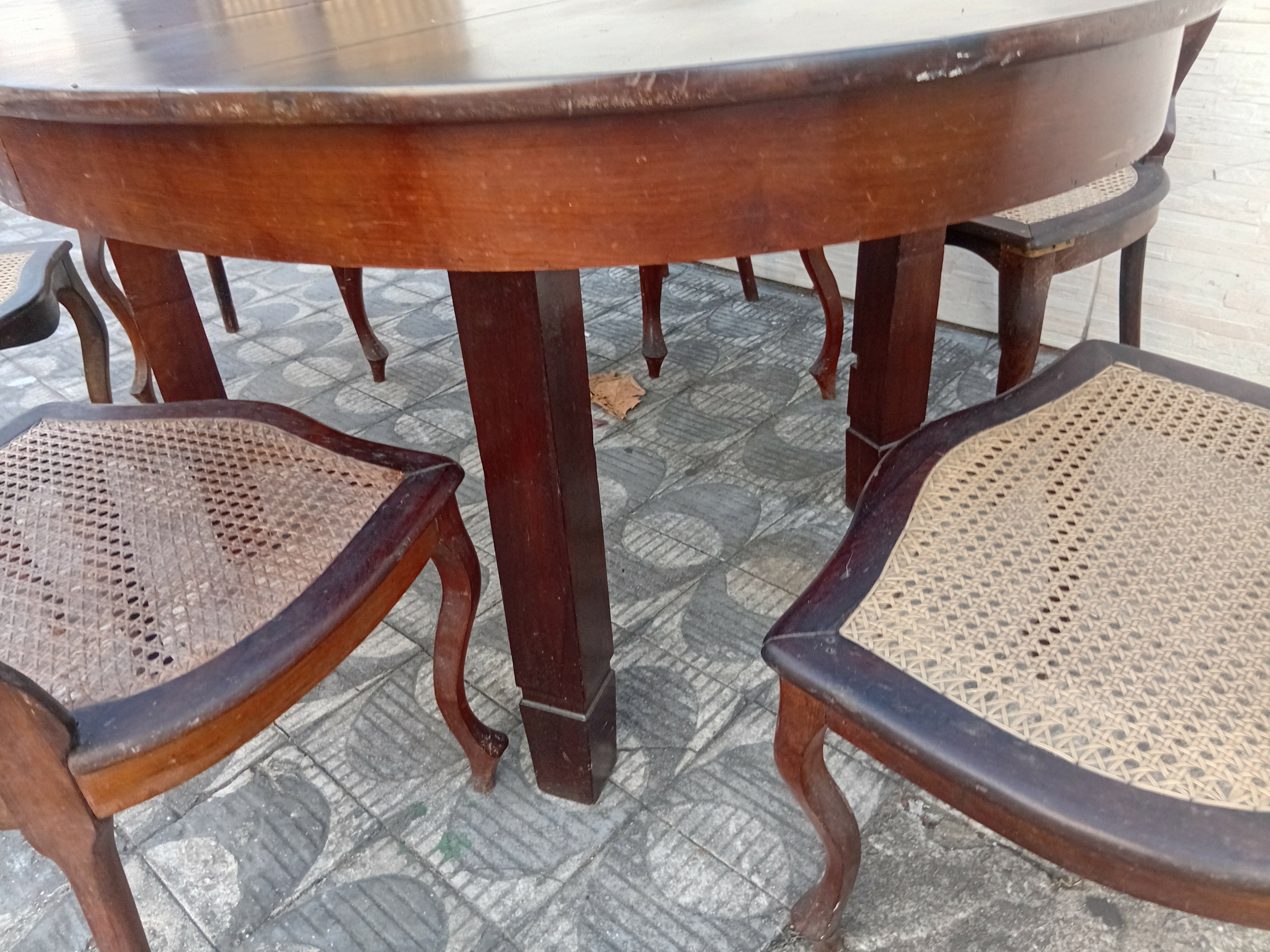 Jogo de mesa Oval com 6 cadeiras em Jacarandá