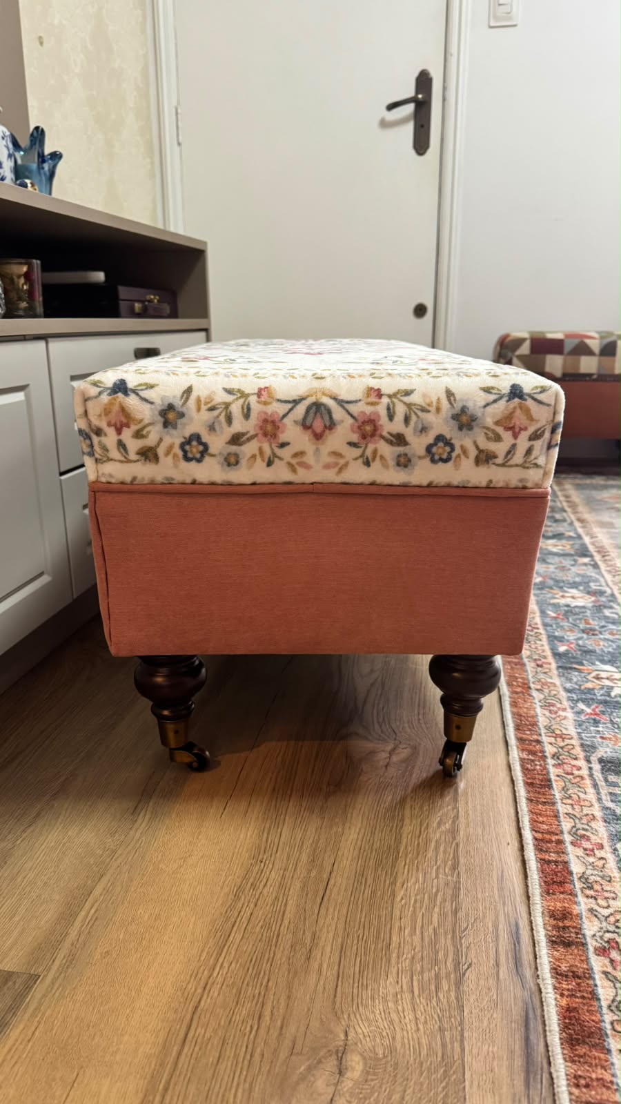 Pufe / Banco /Apoio para os pés / Mesa de Centro em tecido rosa com estampa floral 