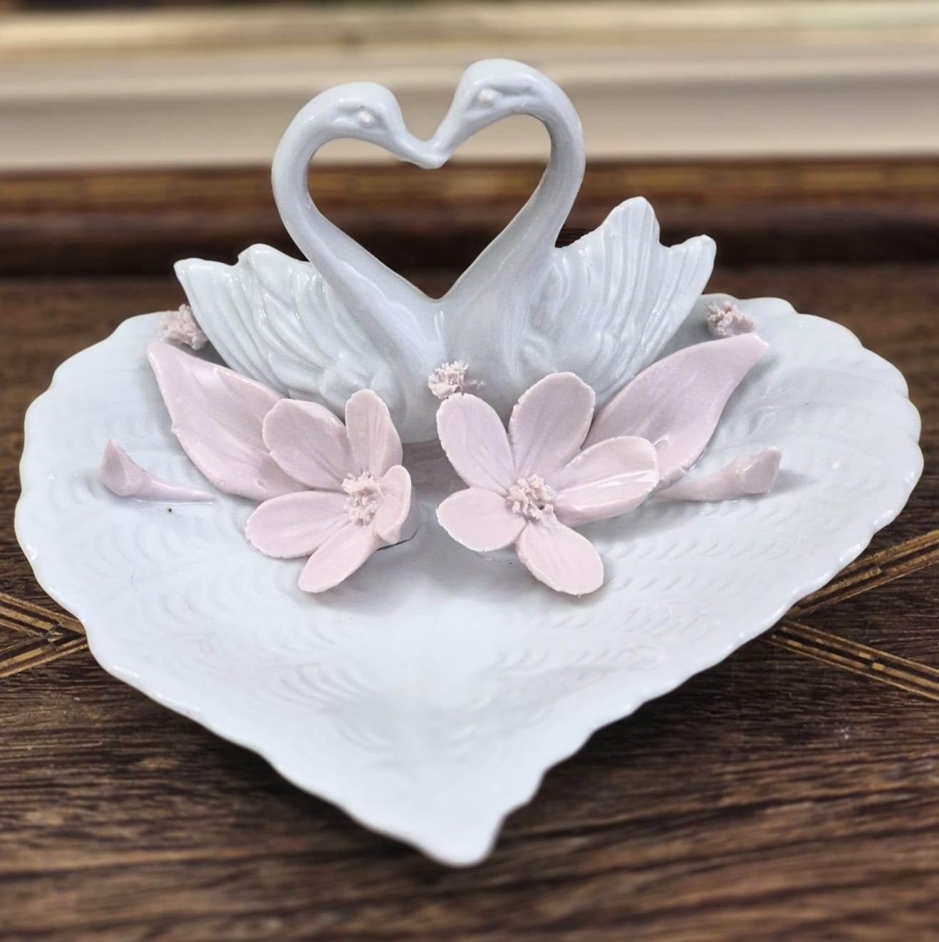 Fofíssimo e muito romântico porta-alianças ou pinga-joias em porcelana italiana Nuova Capodimonte,  em perfeitissimo estado. Em formato de 2 cisnes e flores. Uma graça!