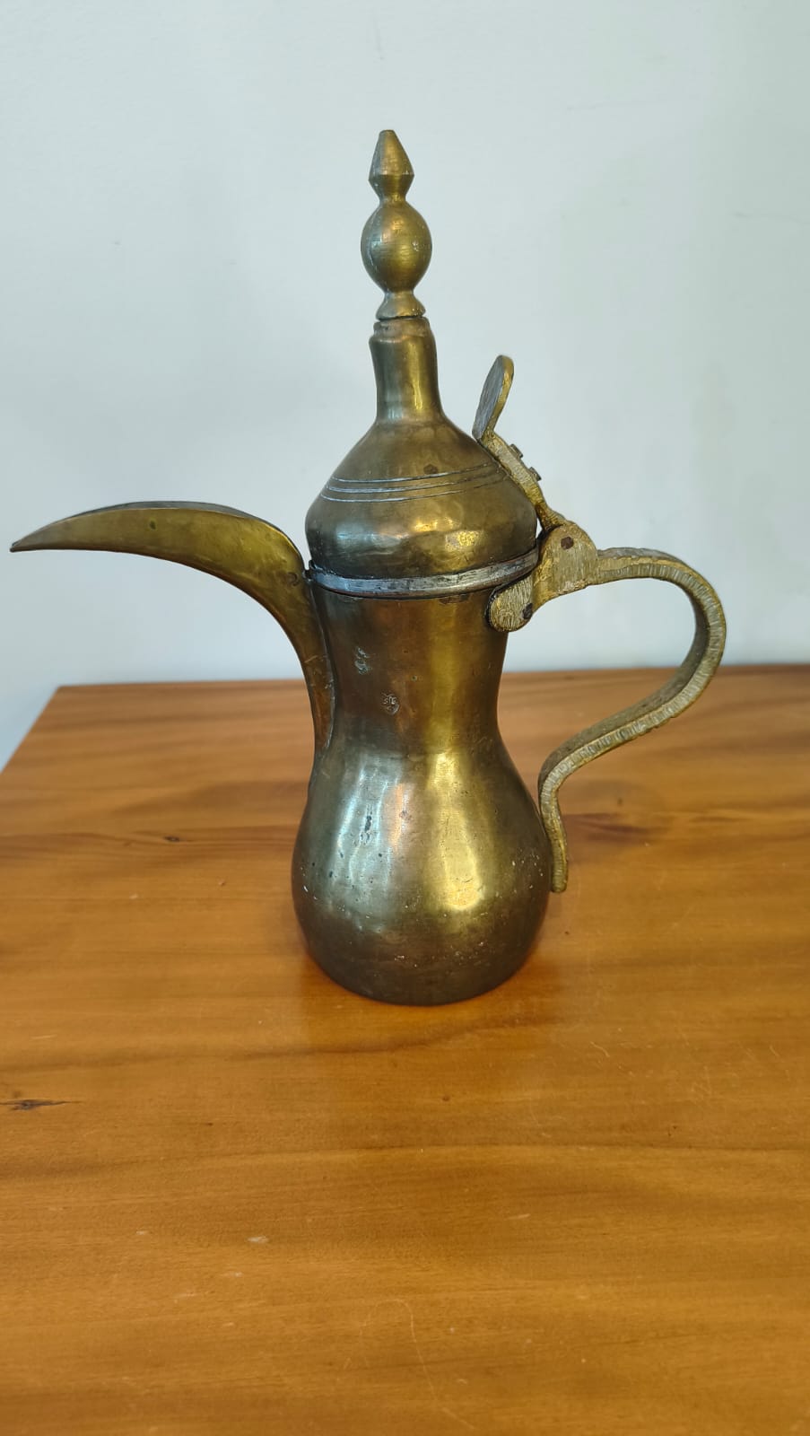 Cafeteira Árabe Tradicional Dallah em Latão com Pátina Natural – 30 cm