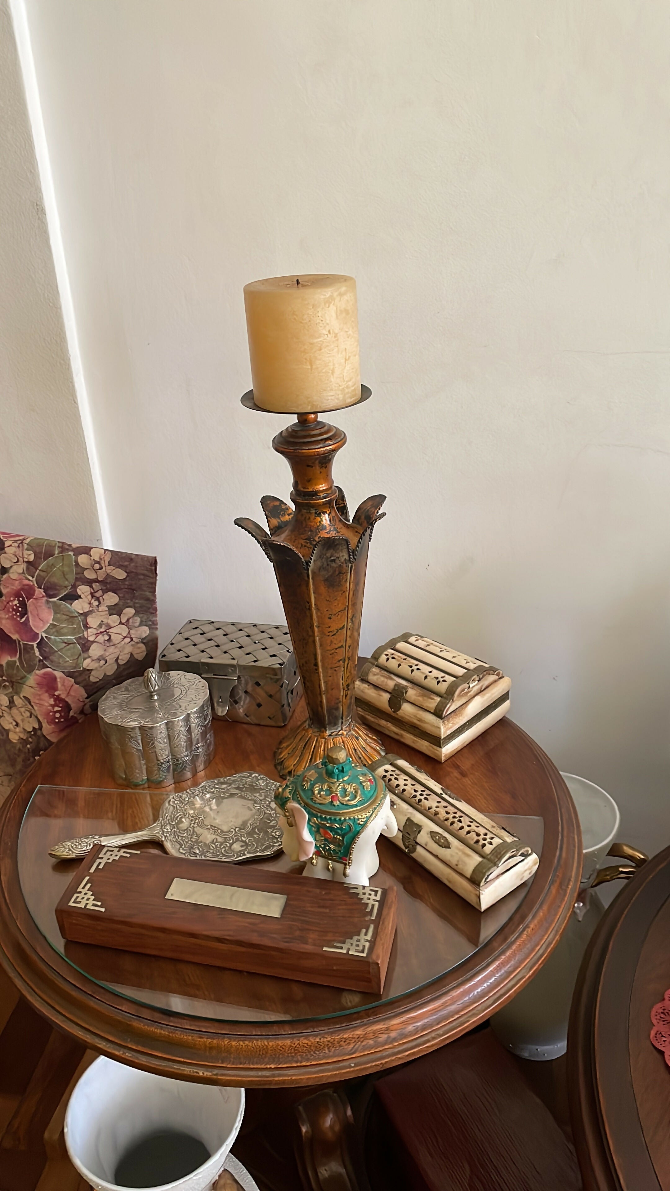 Castiçal indiano em metal com vela