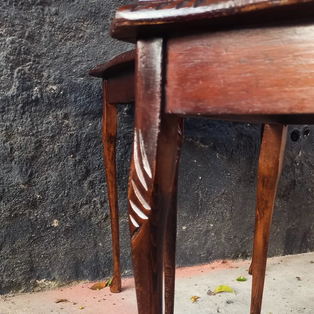 Mesa Ninho Inglesa com tampo em couro com detalhes dourados e vidro (restaurada) 