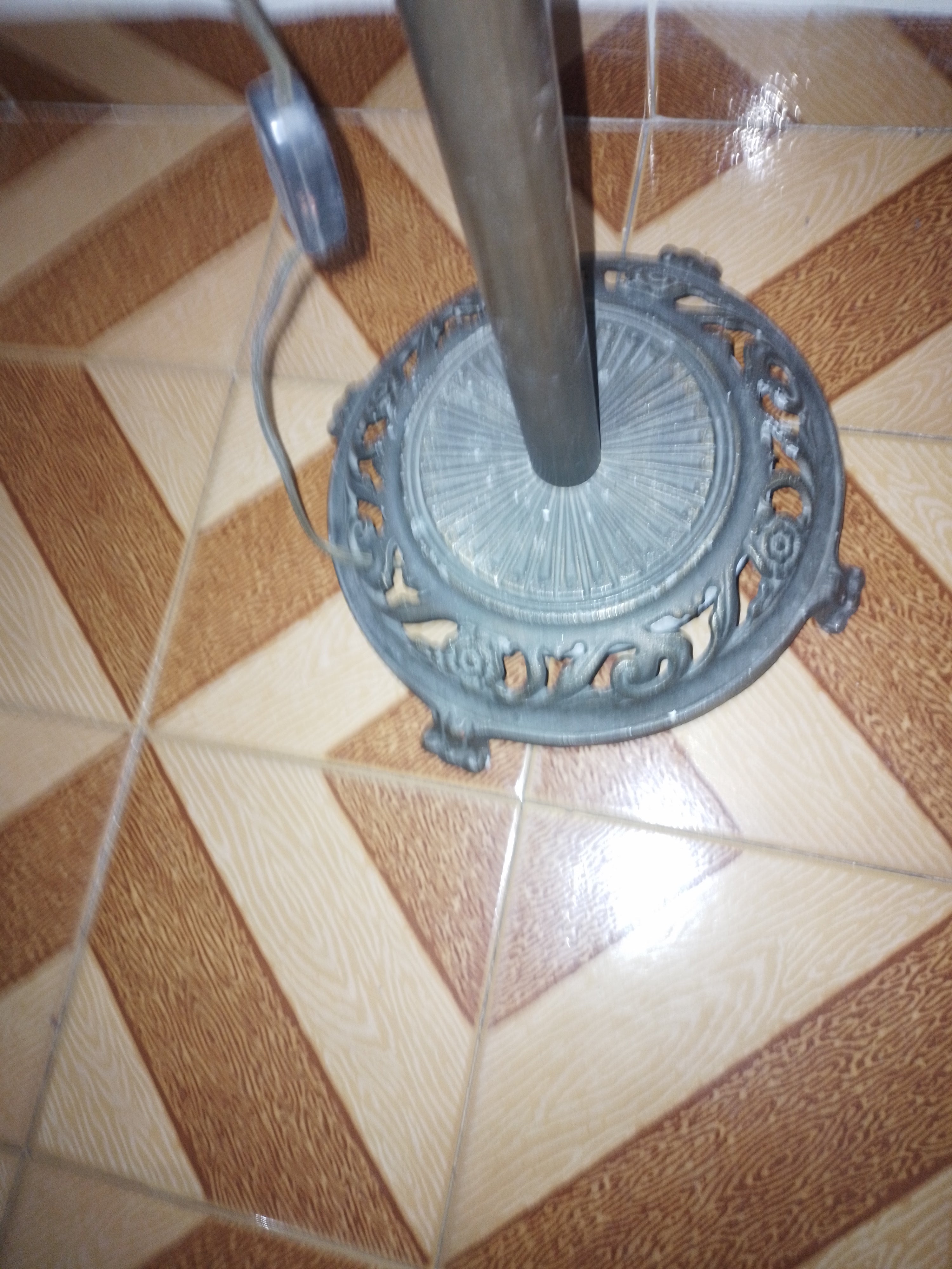 Luminária de chão vintage em metal e cúpula imitando mármore 