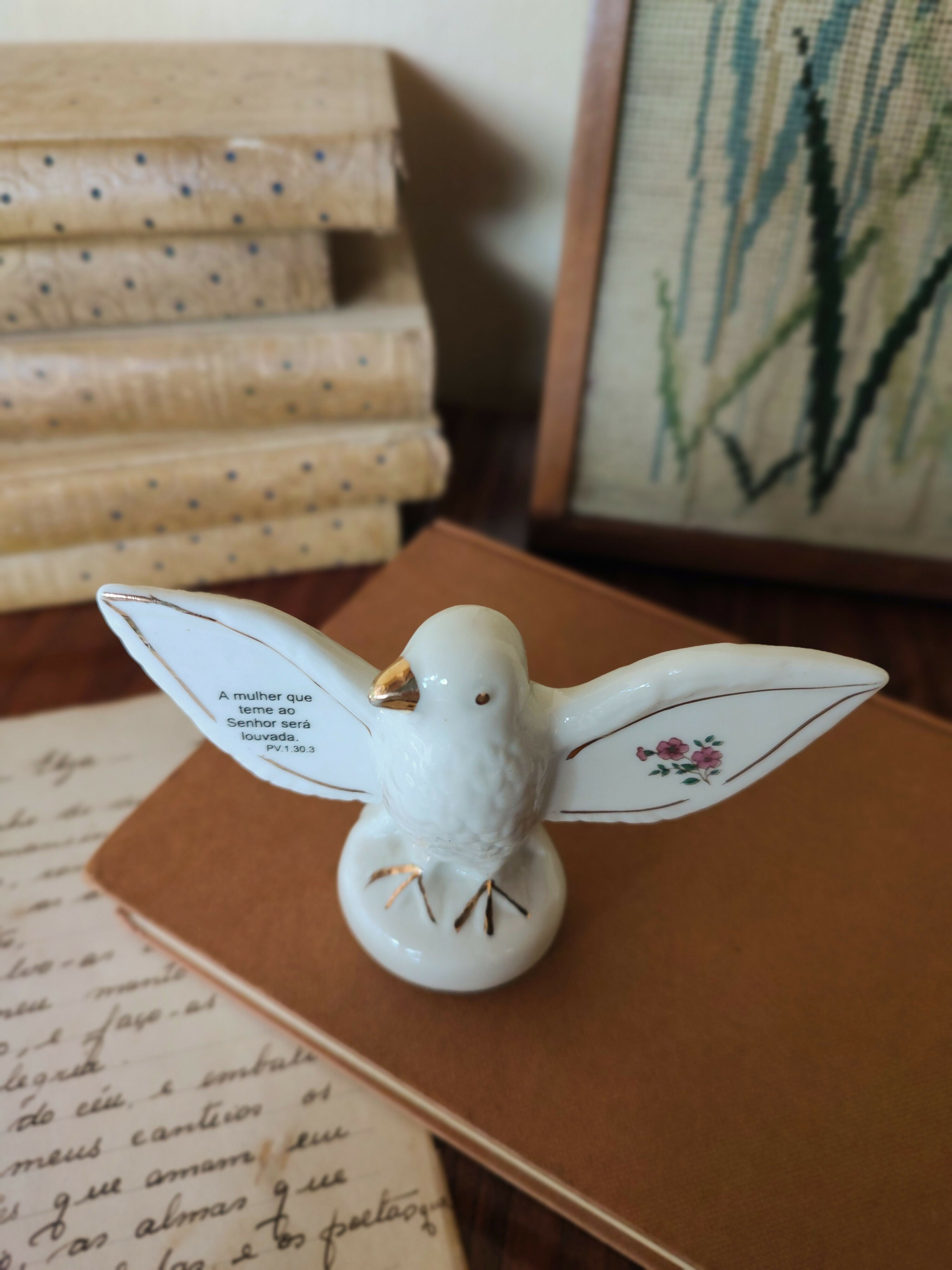 Antigo Divino em porcelana com detalhes dourados