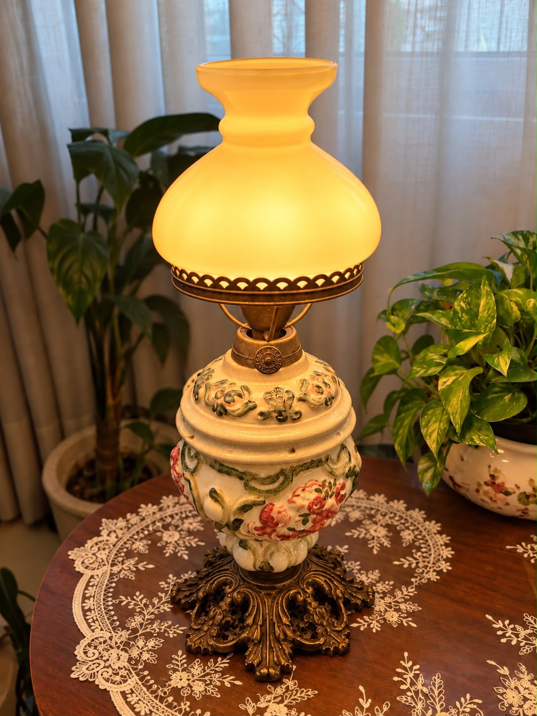 Par de Abajures Antigos  Floral com Cúpula em opalina Âmbar
