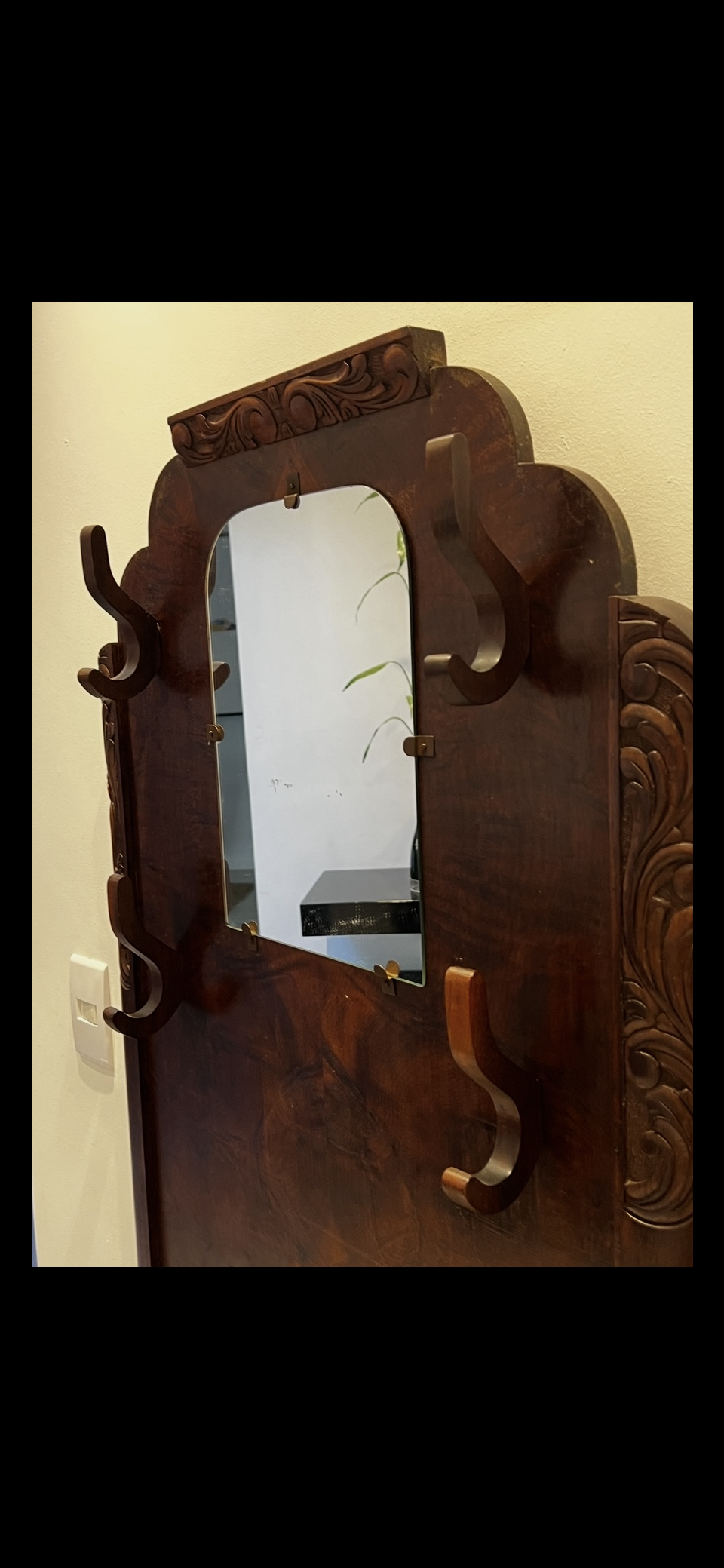 Chapeleira de madeira talhada e maciça