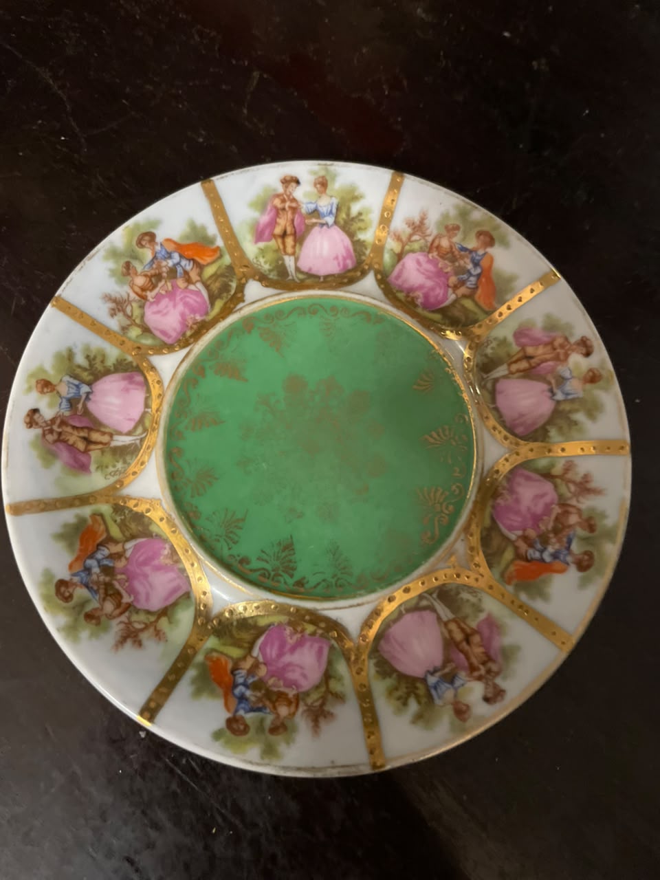 Xícara com pires em porcelana com cena galante e douração Bavária