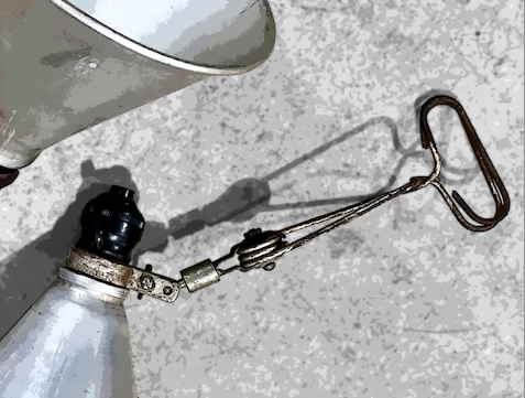 Luminária antiga com haste grampo