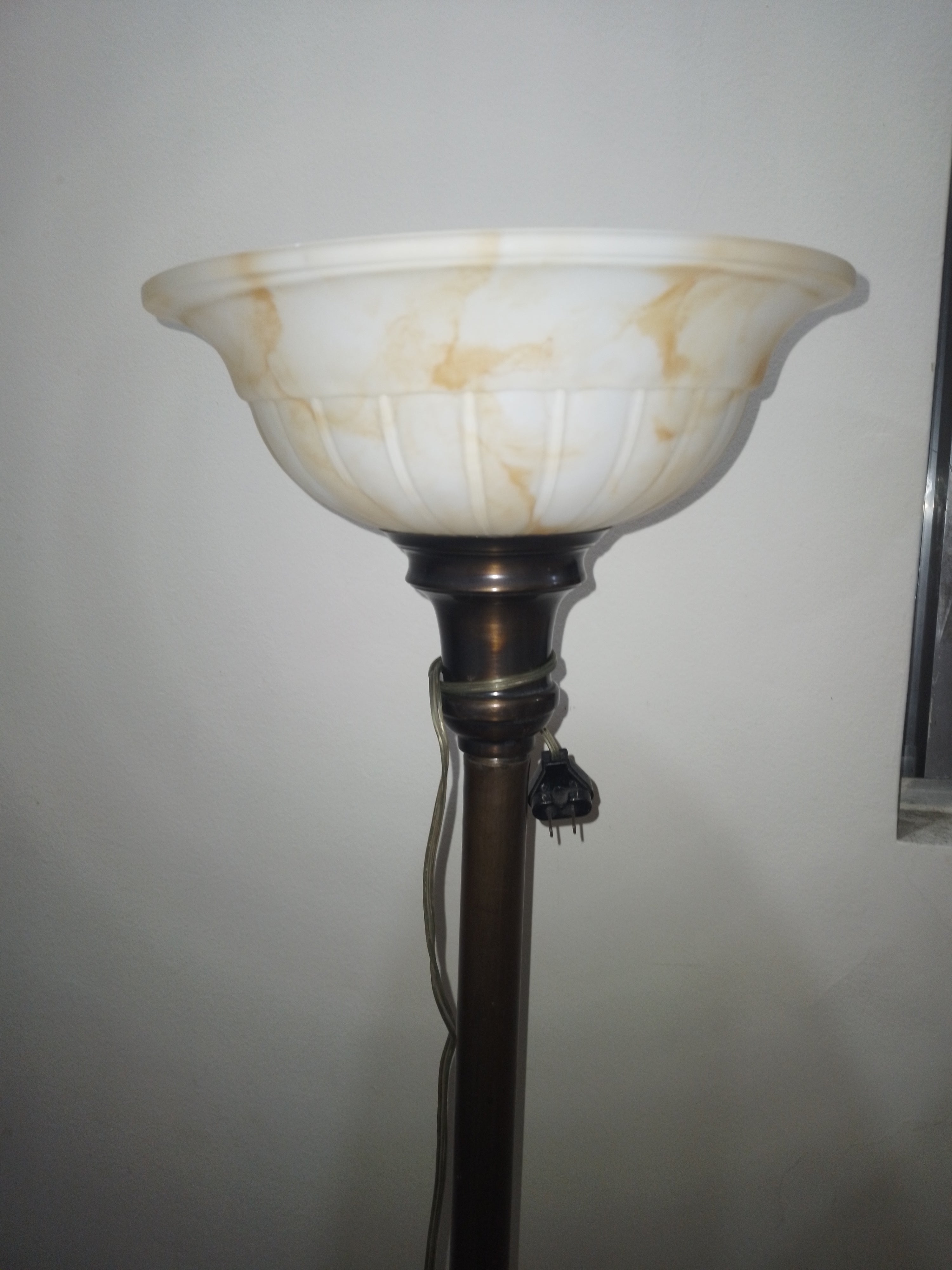 Luminária de chão vintage em metal e cúpula imitando mármore 