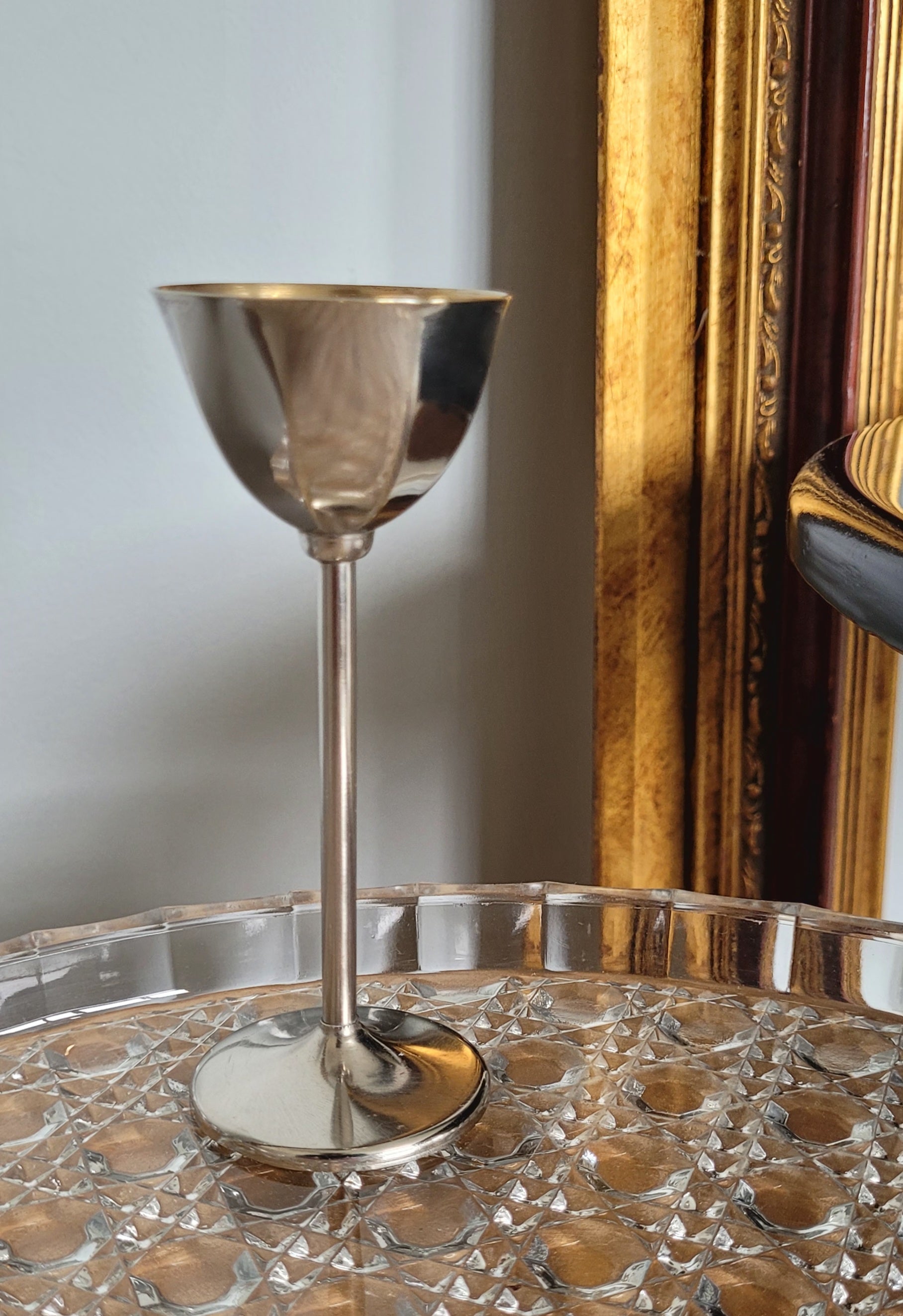 Conjunto de taças para licor Mid-Century em metal prateado facetado com interior dourado 