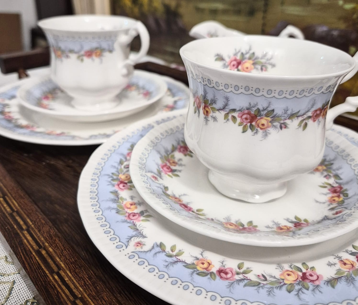 Trio de chá em porcelana inglesa vintage Paragon, modelo Bridesmaid. Incrivelmente lindo e romântico.