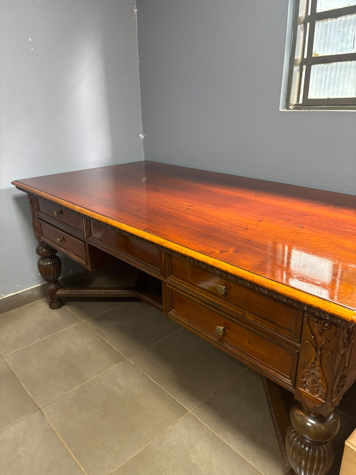 MESA DIRETOR DE ANTIQUÁRIO – PEÇA IMPORTADA DA ITÁLIA