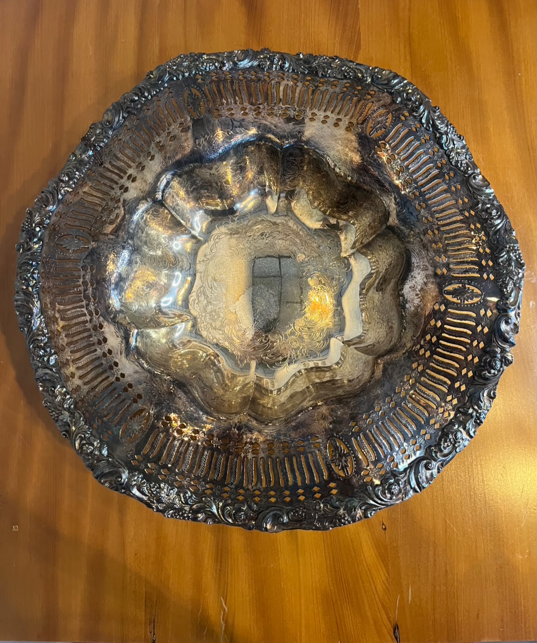 Centro de Mesa Decorativo em Metal Prateado com Bordas Vazadas