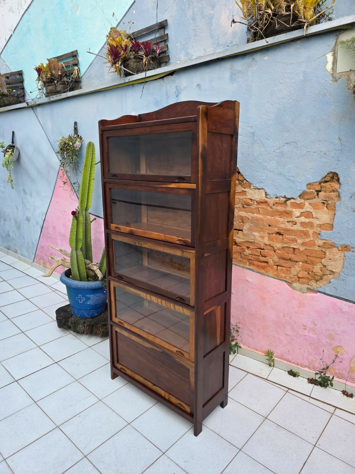 Estante / Livreiro, década de 60, 5 portas basculantes em imbuia maciça.