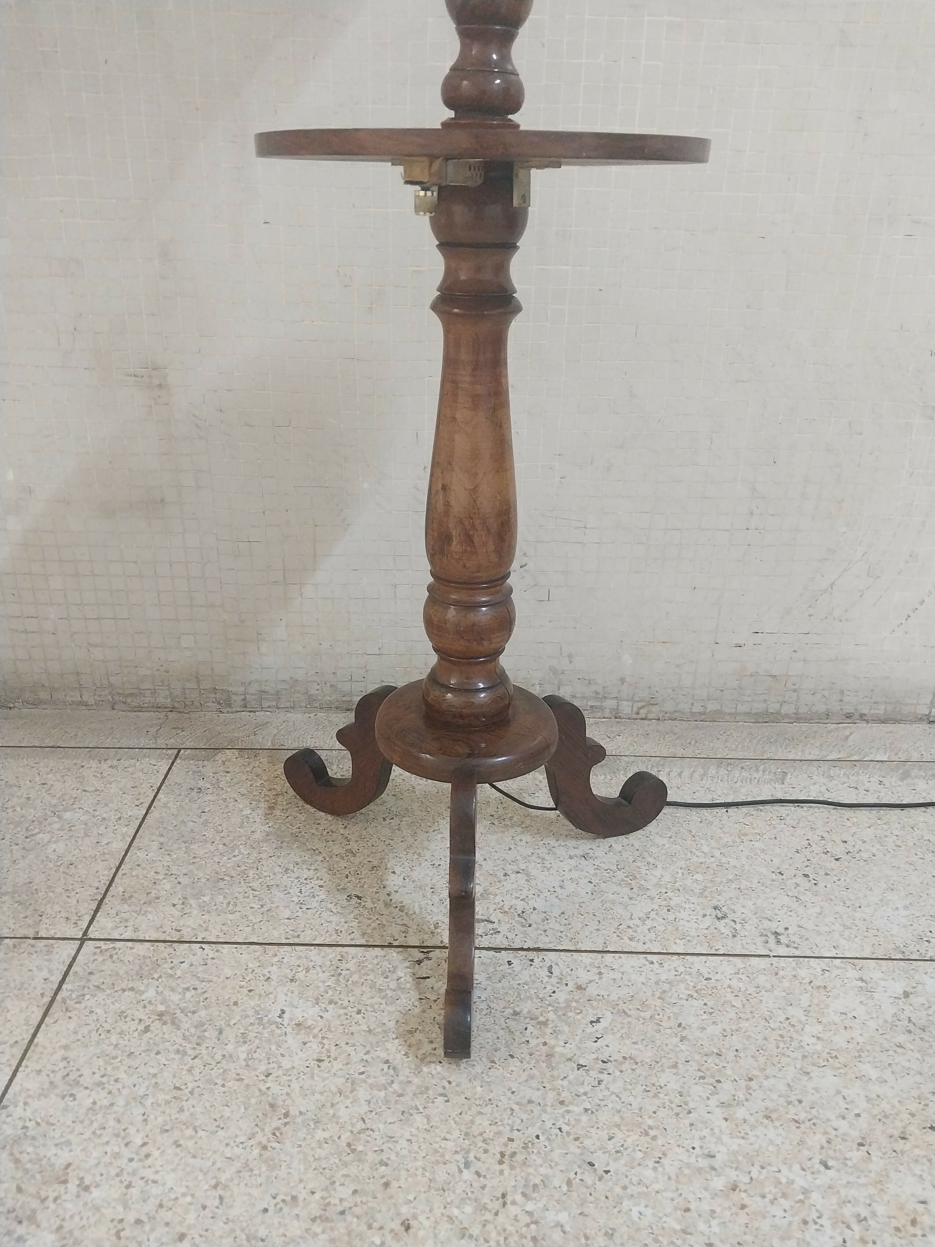 Luminária de Piso Estilo colonial com Mesinha