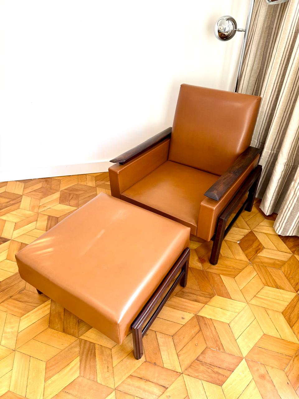 Poltrona com pufe anos 60 em courino marrom caramelo 