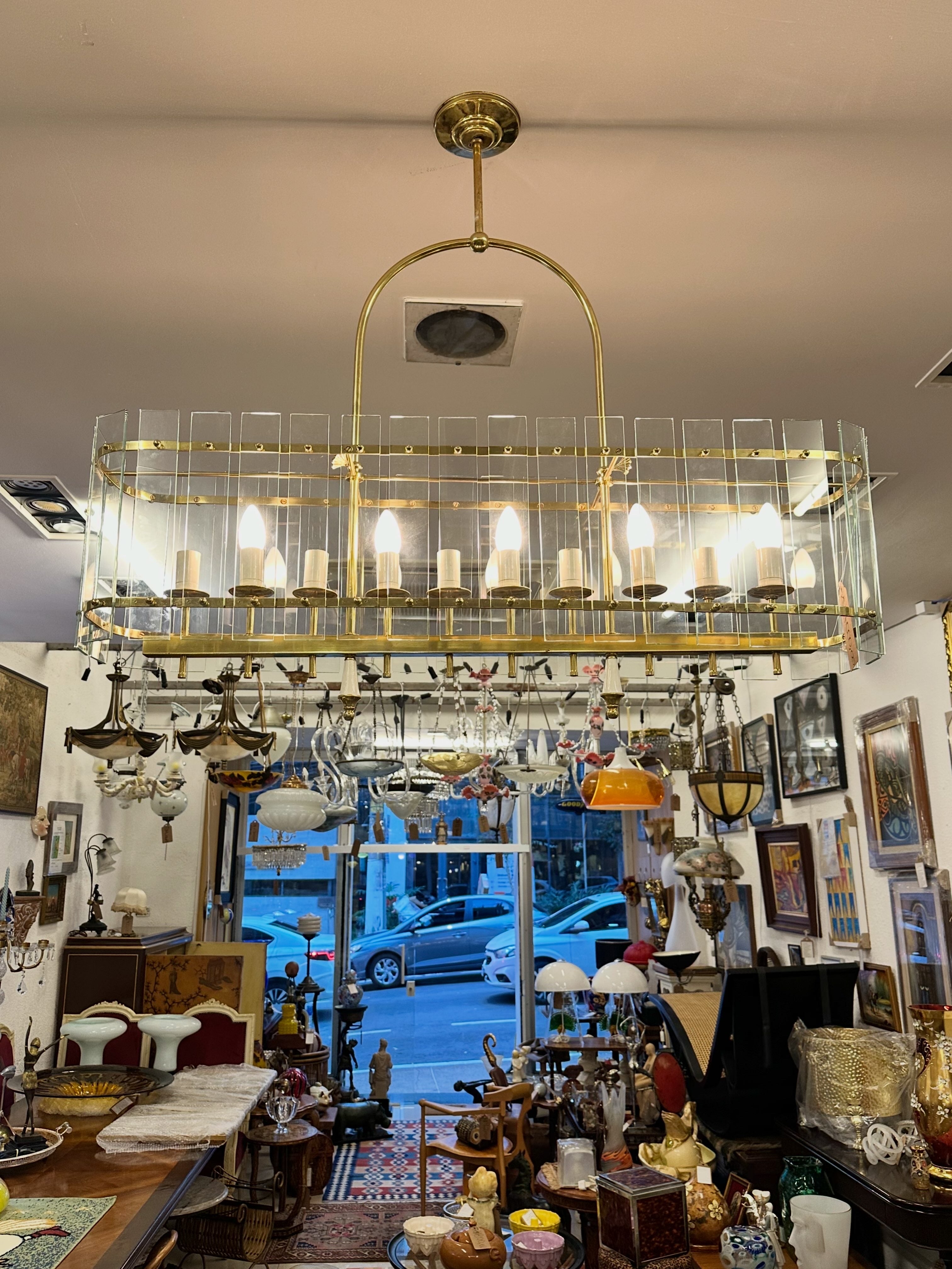Grande Lustre Dominici em latão dourado e vidro 