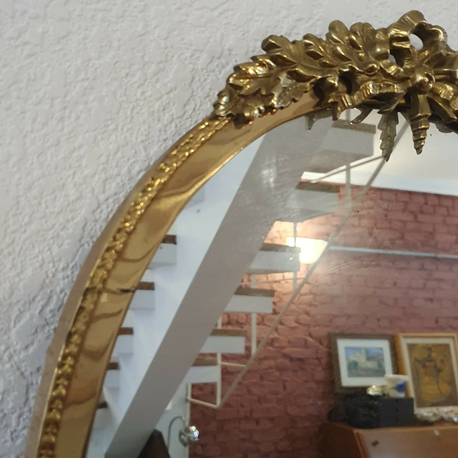 Espelho antigo com moldura em metal dourado cinzelado e ornamentado. Perfeito estado!