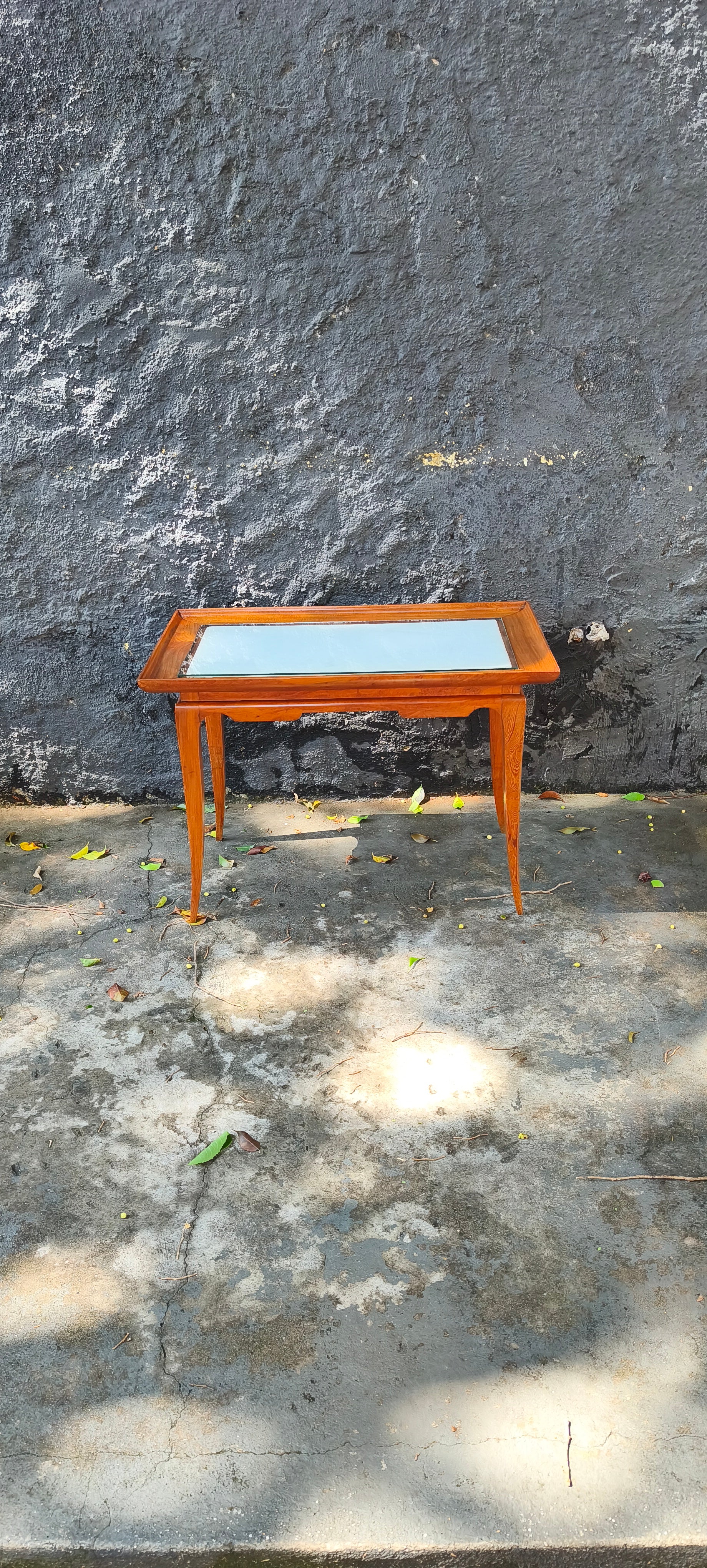 Mesa de centro retangular em madeira clara com tampo estofado em couro branco - restaurada