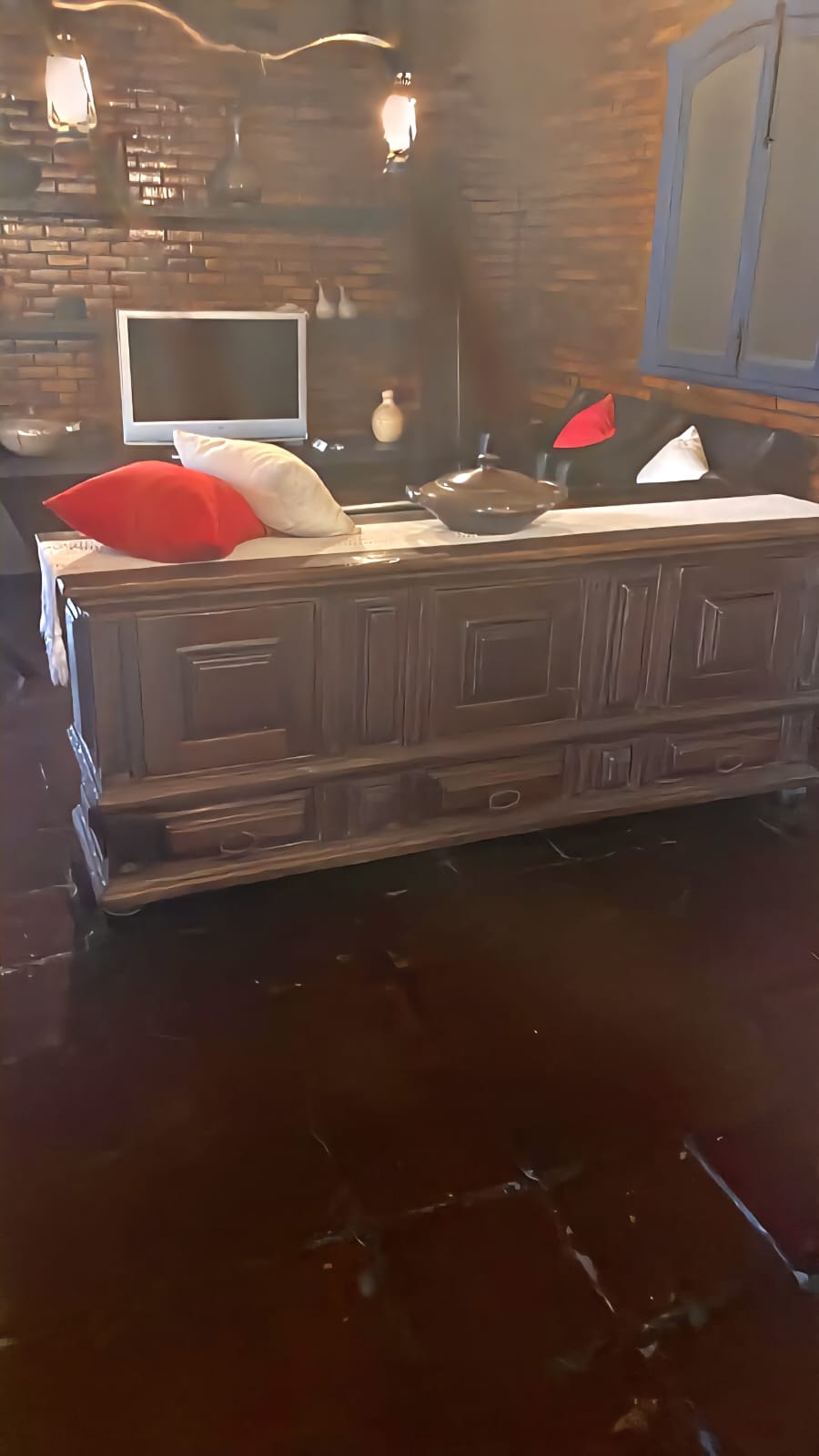 Antigo móvel mineiro de apoio usado em casa de fazenda como buffet em madeira  e desenho de mais de 100 anosentalhada