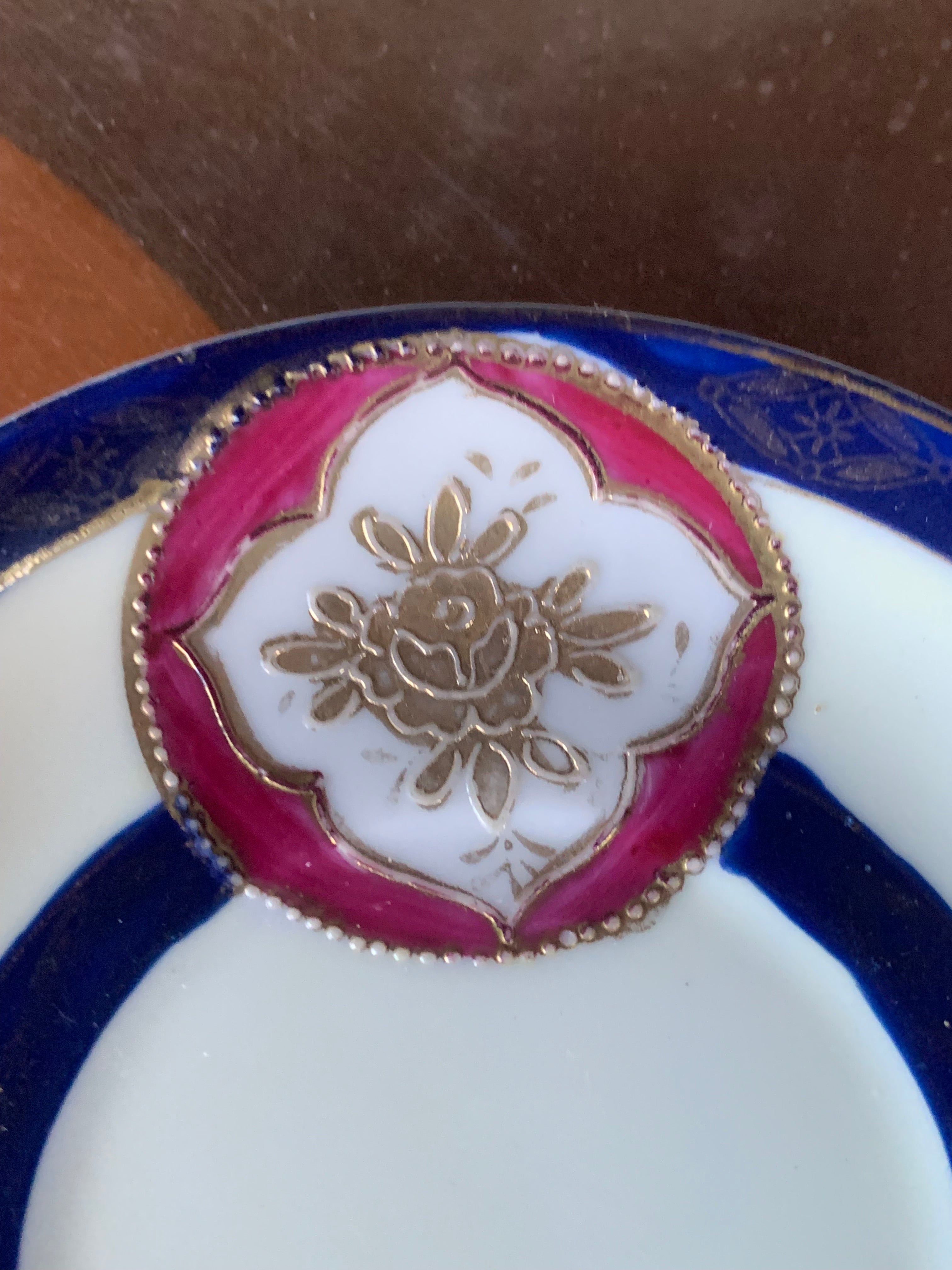 Pequeno e muito antigo pratinho japonês em fina porcelana
