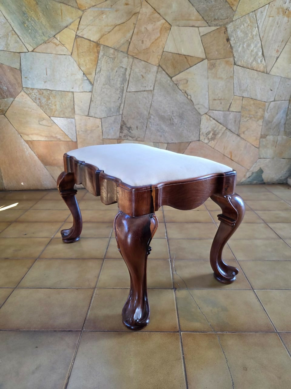 Banqueta Dom José em jacarandá maciço, tecido shantung de seda.