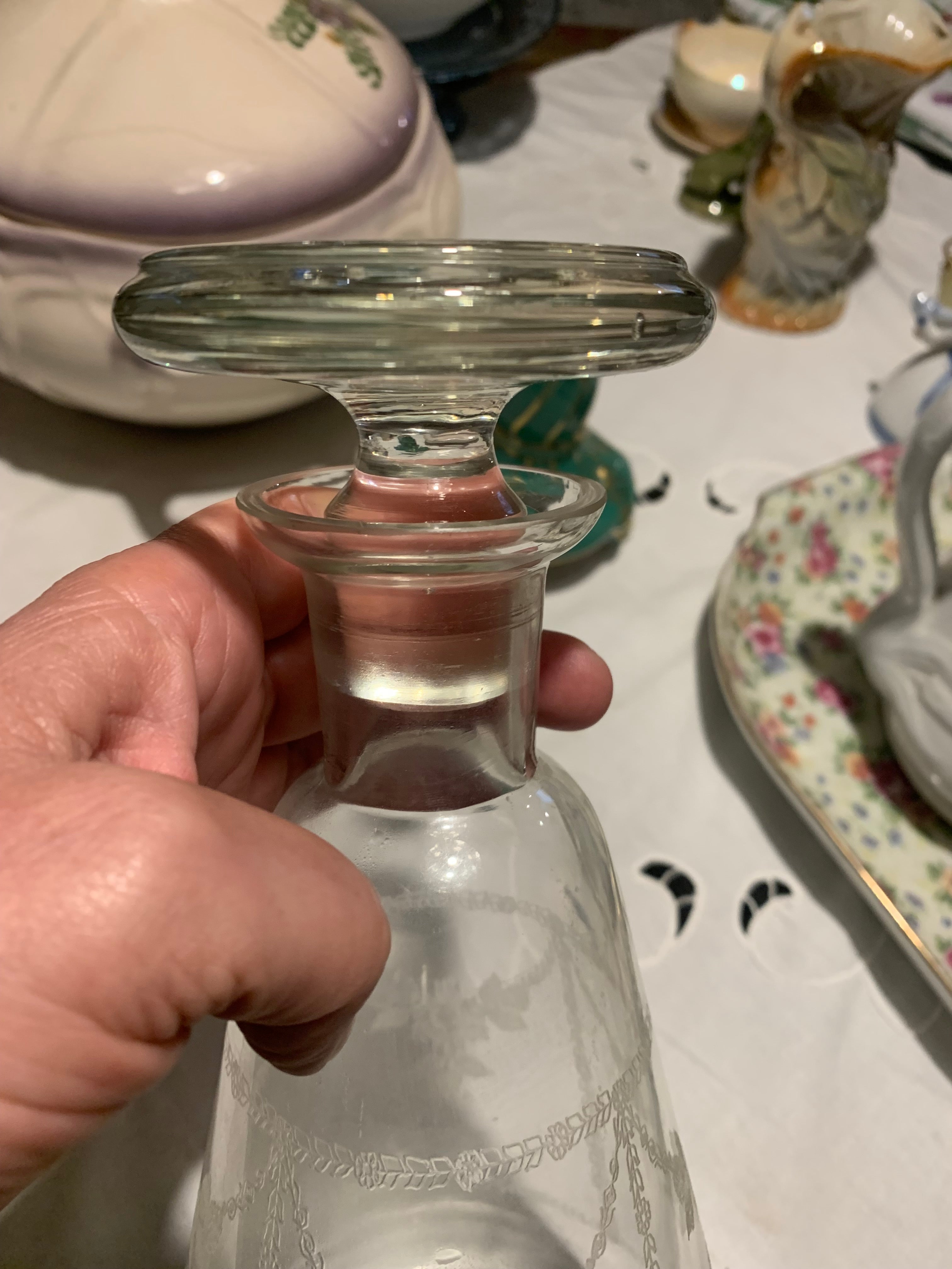 Antiga garrafa licoreira em vidro com linda lapidação Saint Louis